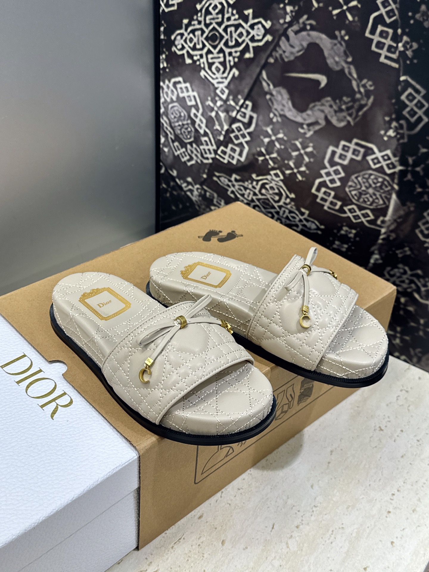 迪奥 Dior 2026春夏新款 Cannage藤格纹电绣一字拖沙滩女鞋 CD字母logo五金扣厚底圆头露趾拼色凉拖鞋 