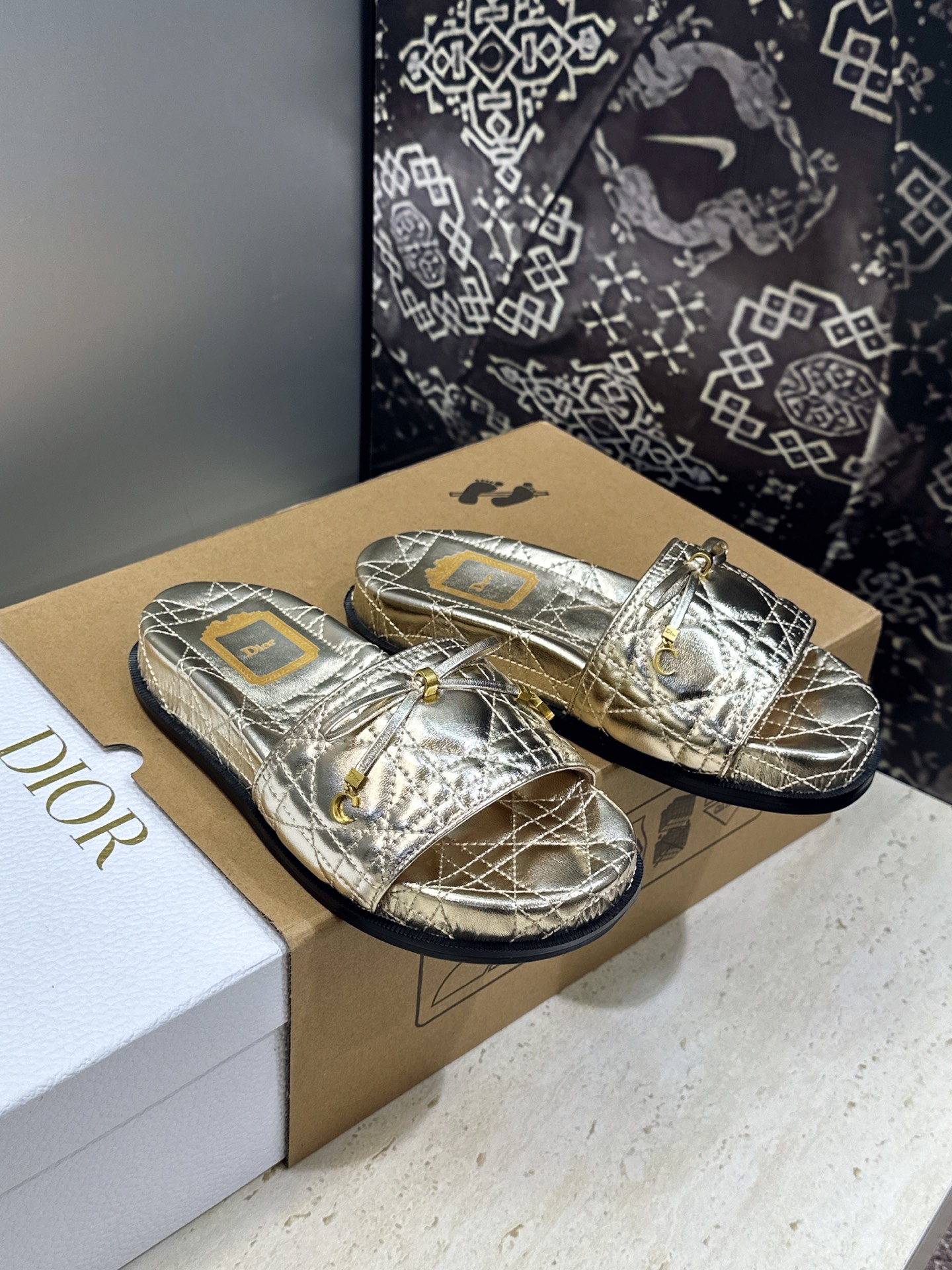 迪奥 Dior 2026春夏新款 Cannage藤格纹电绣一字拖沙滩女鞋 CD字母logo五金扣厚底圆头露趾拼色凉拖鞋 