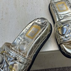 迪奥 Dior 2026春夏新款 Cannage藤格纹电绣一字拖沙滩女鞋 CD字母logo五金扣厚底圆头露趾拼色凉拖鞋 迪奥 Dior 2026春夏新款 Cannage藤格纹电绣一字拖沙滩女鞋 CD字母logo五金扣厚底圆头露趾拼色凉拖鞋