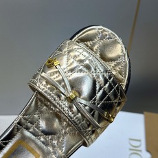 迪奥 Dior 2026春夏新款 Cannage藤格纹电绣一字拖沙滩女鞋 CD字母logo五金扣厚底圆头露趾拼色凉拖鞋 迪奥 Dior 2026春夏新款 Cannage藤格纹电绣一字拖沙滩女鞋 CD字母logo五金扣厚底圆头露趾拼色凉拖鞋