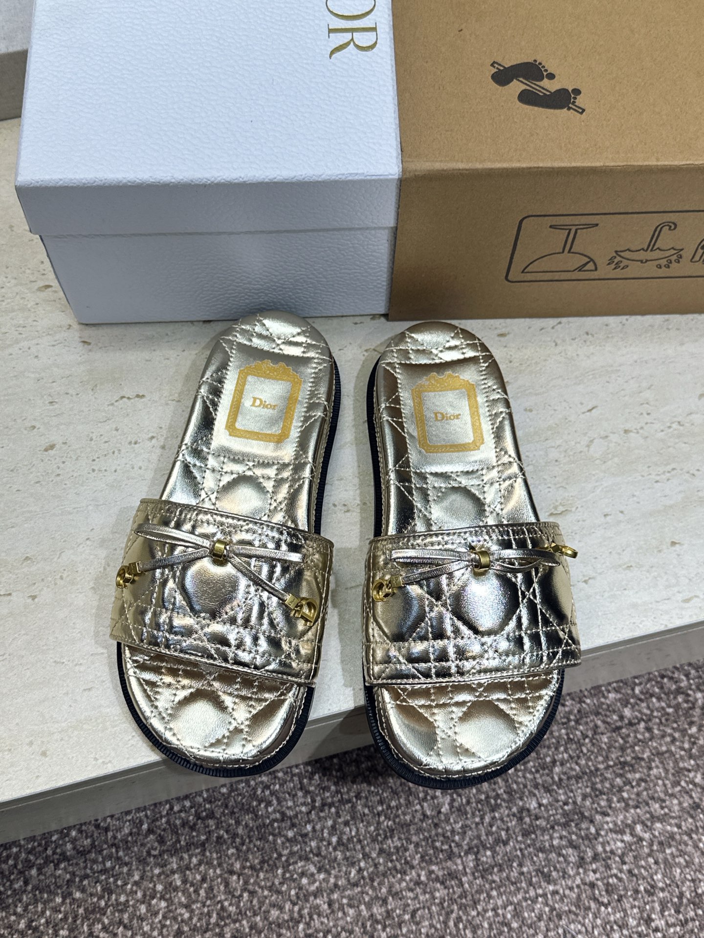 迪奥 Dior 2026春夏新款 Cannage藤格纹电绣一字拖沙滩女鞋 CD字母logo五金扣厚底圆头露趾拼色凉拖鞋 迪奥 Dior 2026春夏新款 Cannage藤格纹电绣一字拖沙滩女鞋 CD字母logo五金扣厚底圆头露趾拼色凉拖鞋