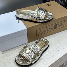 迪奥 Dior 2026春夏新款 Cannage藤格纹电绣一字拖沙滩女鞋 CD字母logo五金扣厚底圆头露趾拼色凉拖鞋 迪奥 Dior 2026春夏新款 Cannage藤格纹电绣一字拖沙滩女鞋 CD字母logo五金扣厚底圆头露趾拼色凉拖鞋