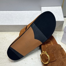 迪奥 Dior 2026春夏新款 Medaillon Buckle 懒人沙滩女拖鞋 明星同款CD字母logo五金皮带扣厚 迪奥 Dior 2026春夏新款 Medaillon Buckle 懒人沙滩女拖鞋 明星同款CD字母logo五金皮带扣厚