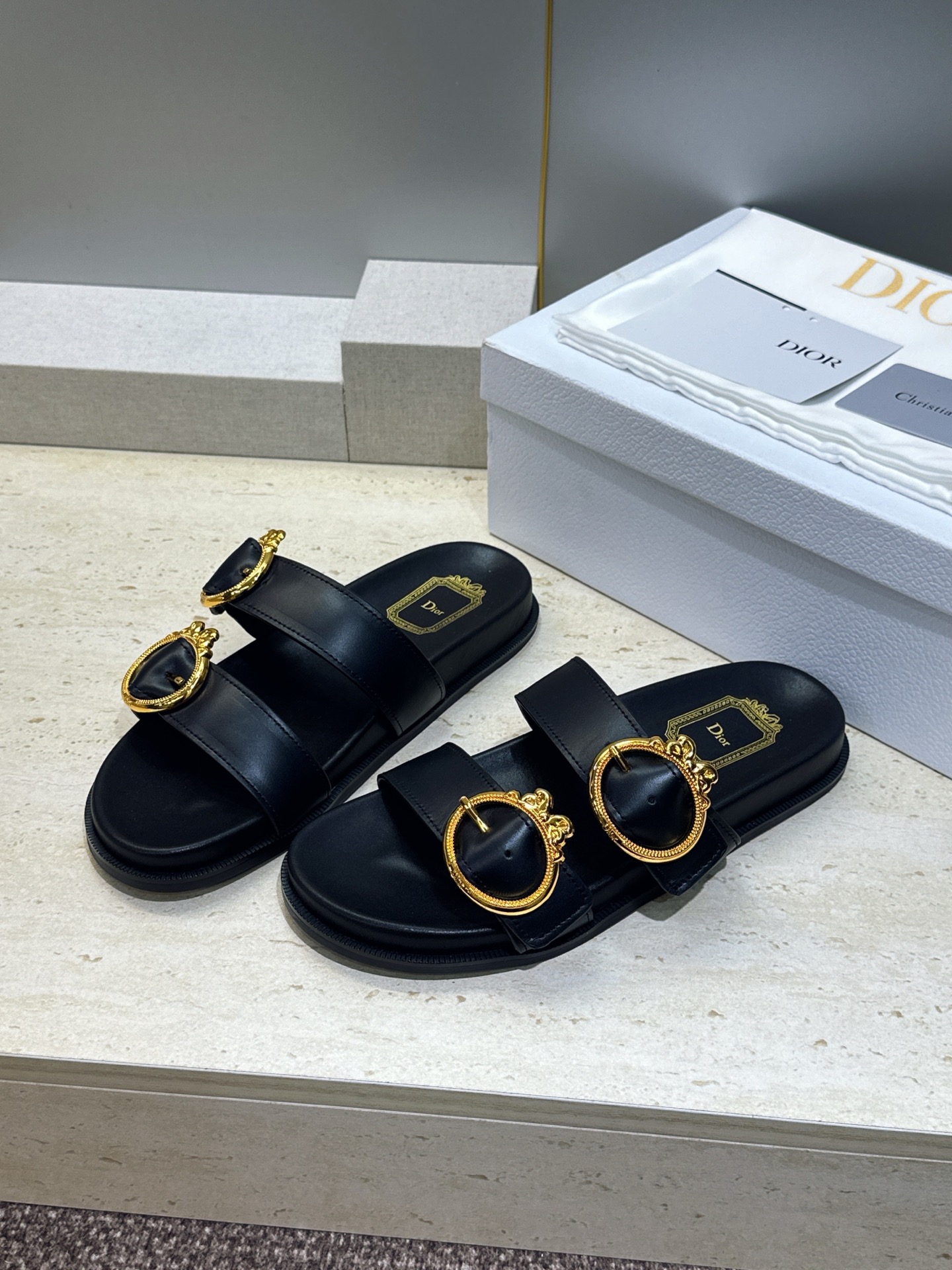 迪奥 Dior 2026春夏新款 Medaillon Buckle休闲沙滩女鞋 CD字母logo五金皮带扣厚底圆头露趾拼 迪奥 Dior 2026春夏新款 Medaillon Buckle休闲沙滩女鞋 CD字母logo五金皮带扣厚底圆头露趾拼