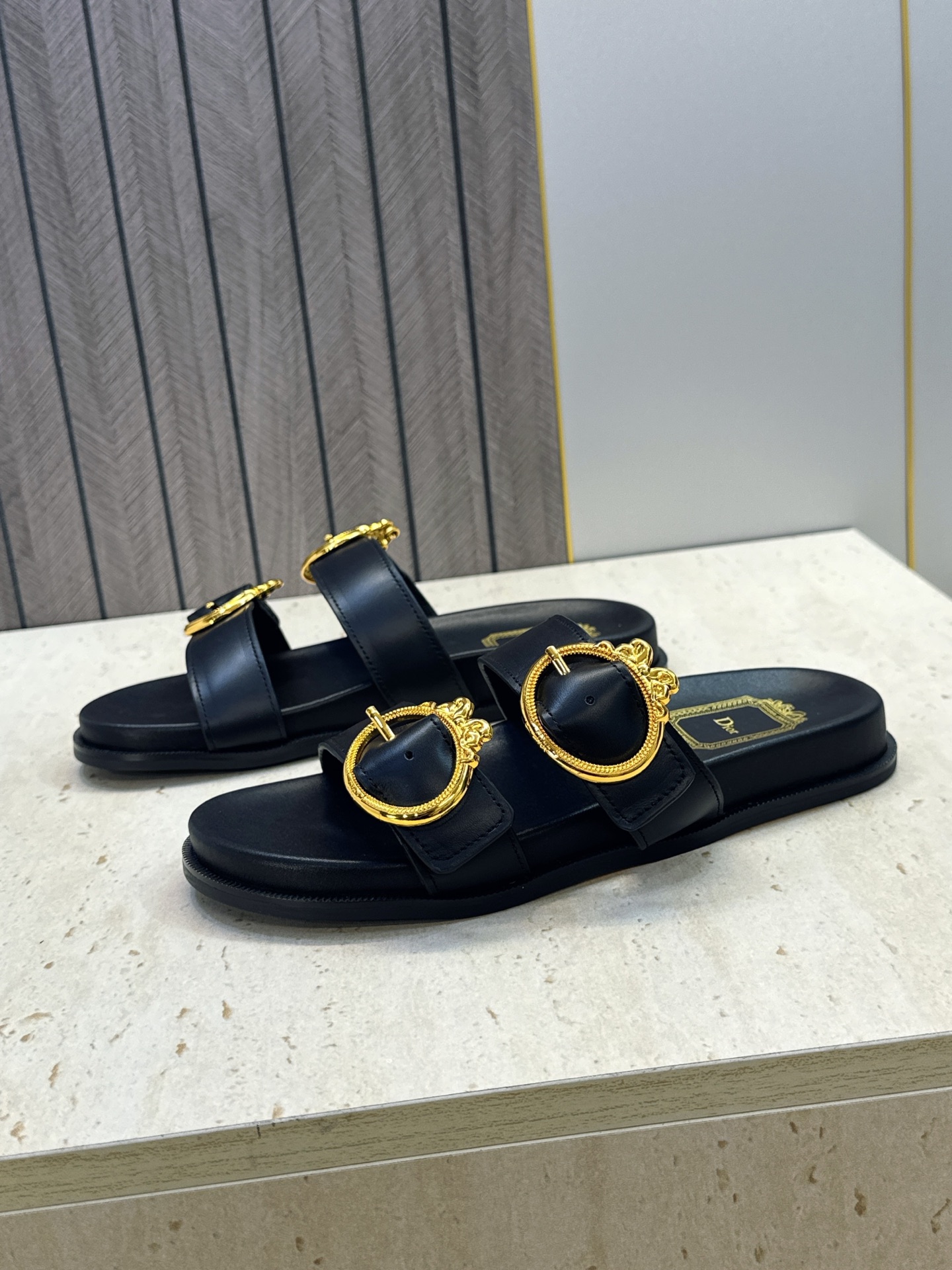 迪奥 Dior 2026春夏新款 Medaillon Buckle休闲沙滩女鞋 CD字母logo五金皮带扣厚底圆头露趾拼 迪奥 Dior 2026春夏新款 Medaillon Buckle休闲沙滩女鞋 CD字母logo五金皮带扣厚底圆头露趾拼