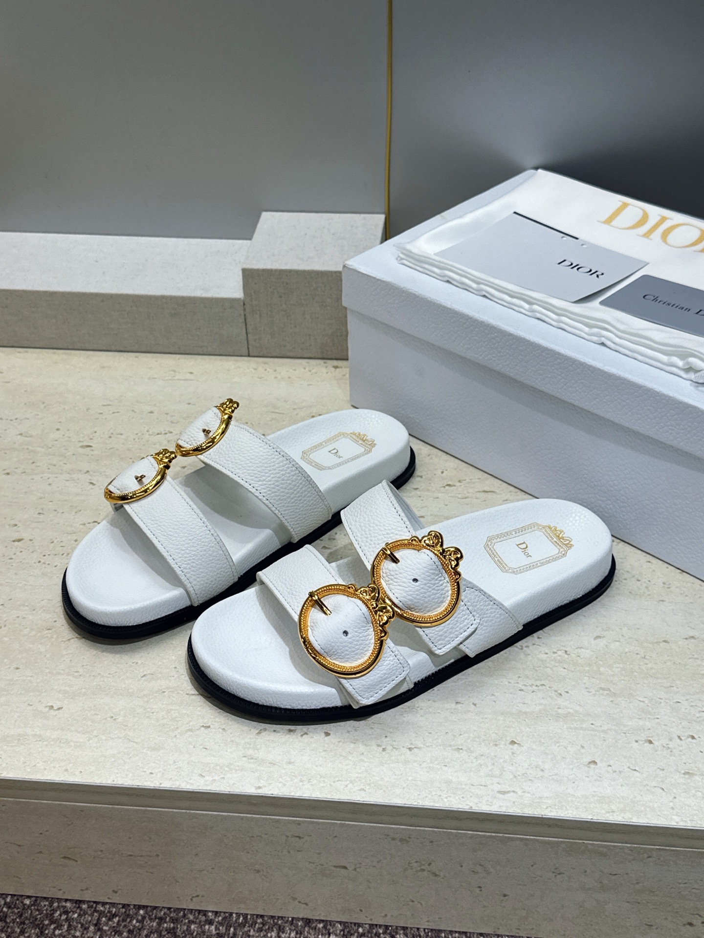 迪奥 Dior 2026春夏新款 Medaillon Buckle休闲沙滩女鞋 CD字母logo五金皮带扣厚底圆头露趾拼 迪奥 Dior 2026春夏新款 Medaillon Buckle休闲沙滩女鞋 CD字母logo五金皮带扣厚底圆头露趾拼