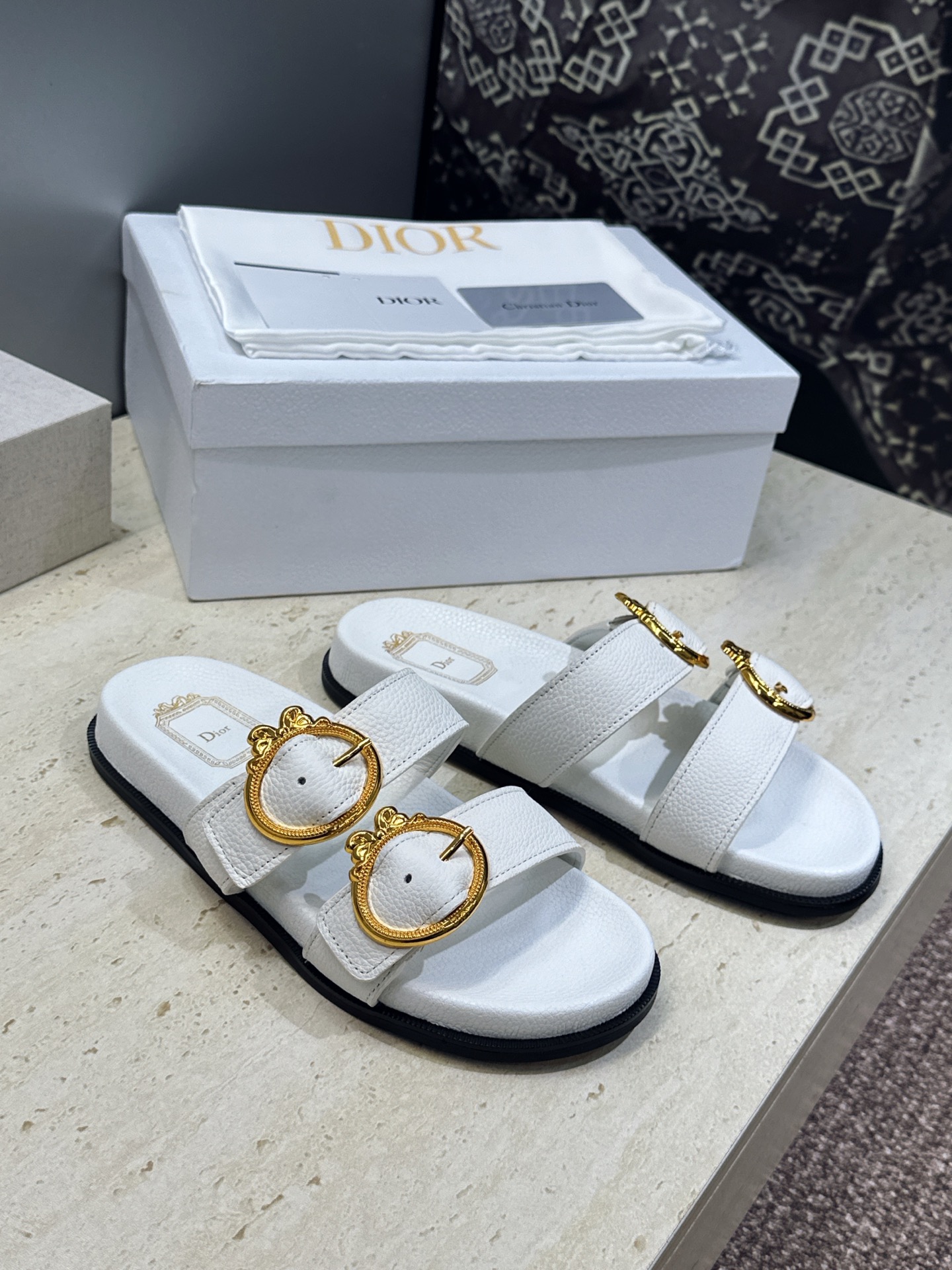 迪奥 Dior 2026春夏新款 Medaillon Buckle休闲沙滩女鞋 CD字母logo五金皮带扣厚底圆头露趾拼