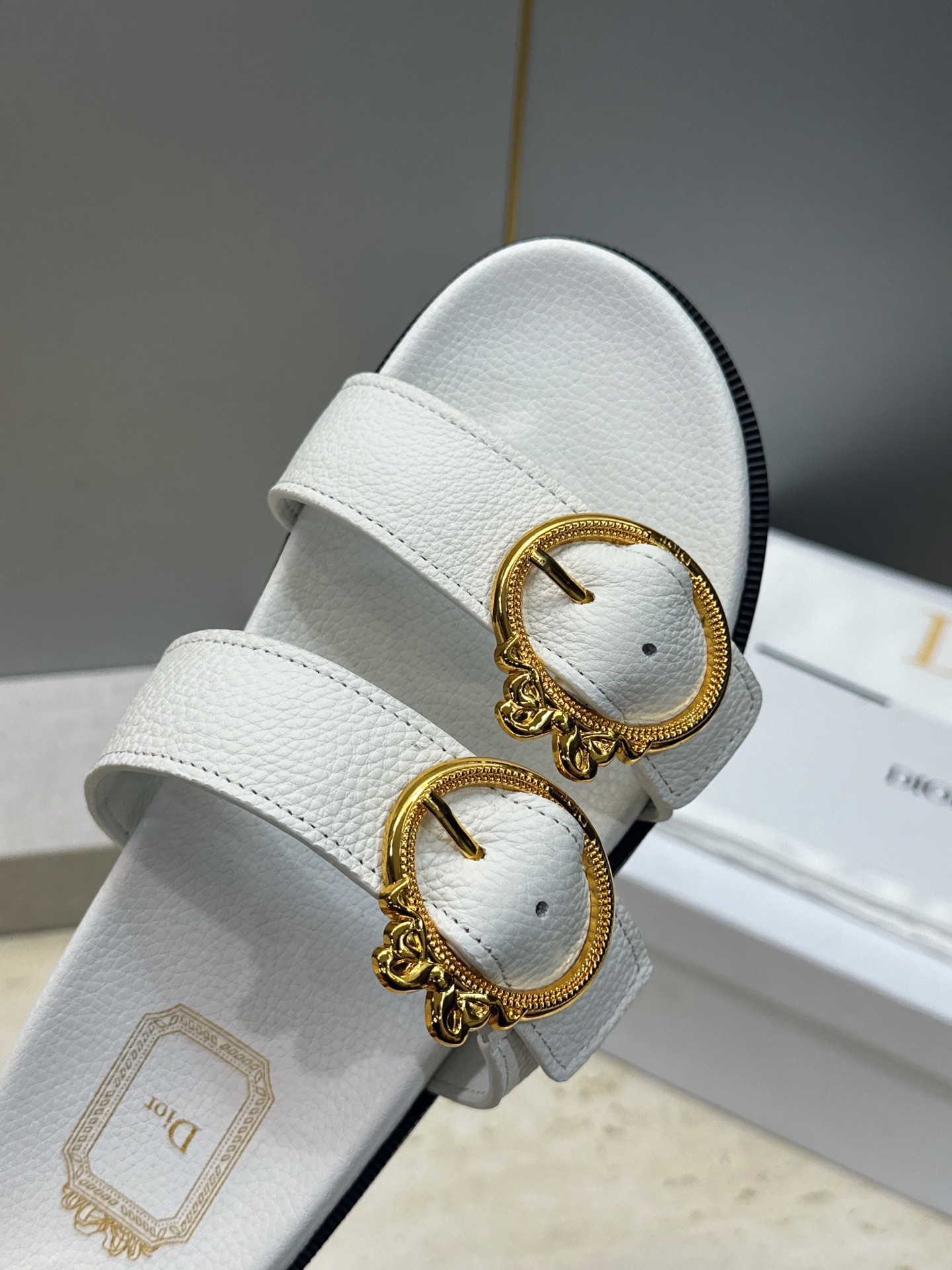 迪奥 Dior 2026春夏新款 Medaillon Buckle休闲沙滩女鞋 CD字母logo五金皮带扣厚底圆头露趾拼 迪奥 Dior 2026春夏新款 Medaillon Buckle休闲沙滩女鞋 CD字母logo五金皮带扣厚底圆头露趾拼