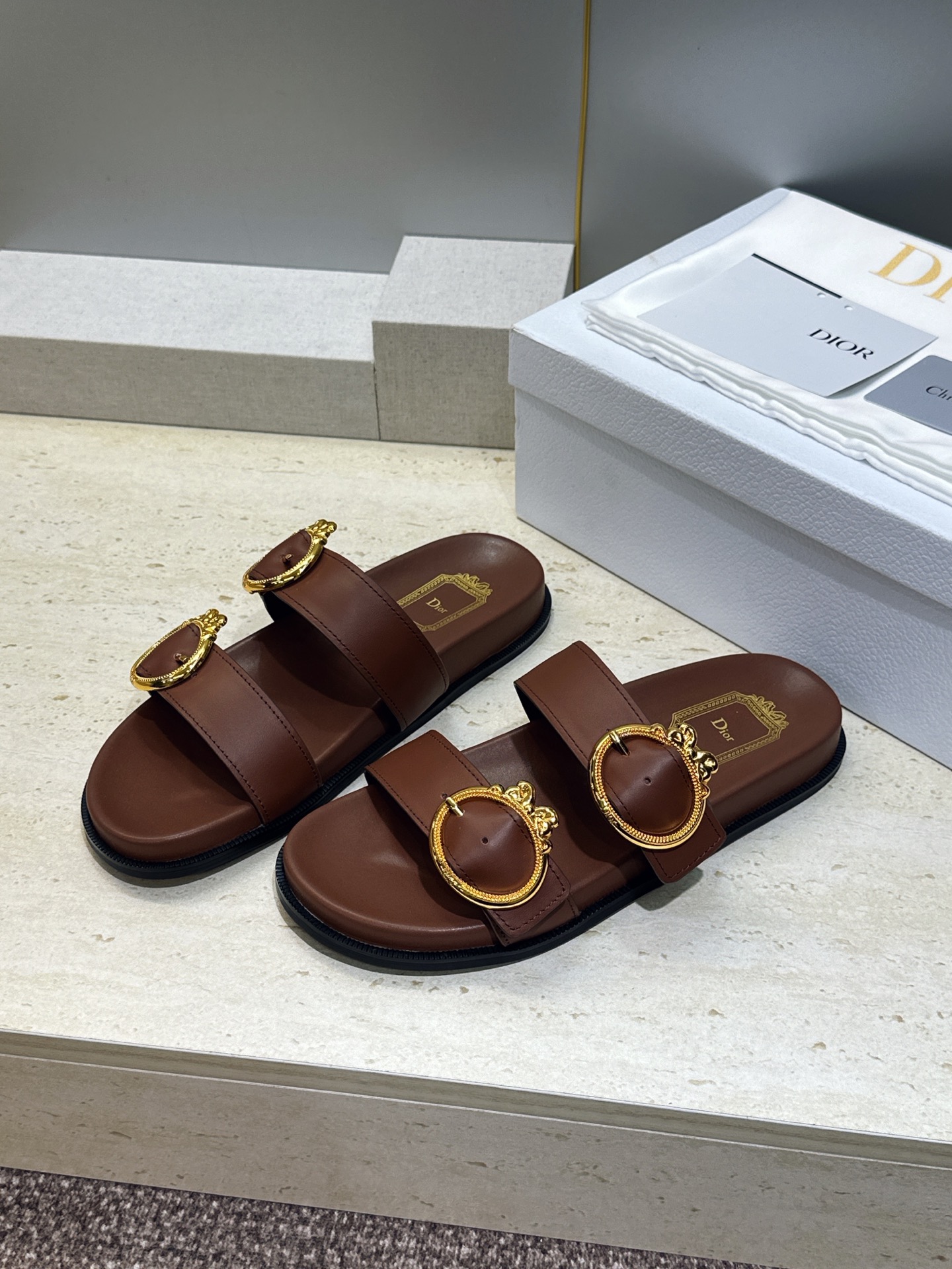 迪奥 Dior 2026春夏新款 Medaillon Buckle休闲沙滩女鞋 CD字母logo五金皮带扣厚底圆头露趾拼 迪奥 Dior 2026春夏新款 Medaillon Buckle休闲沙滩女鞋 CD字母logo五金皮带扣厚底圆头露趾拼