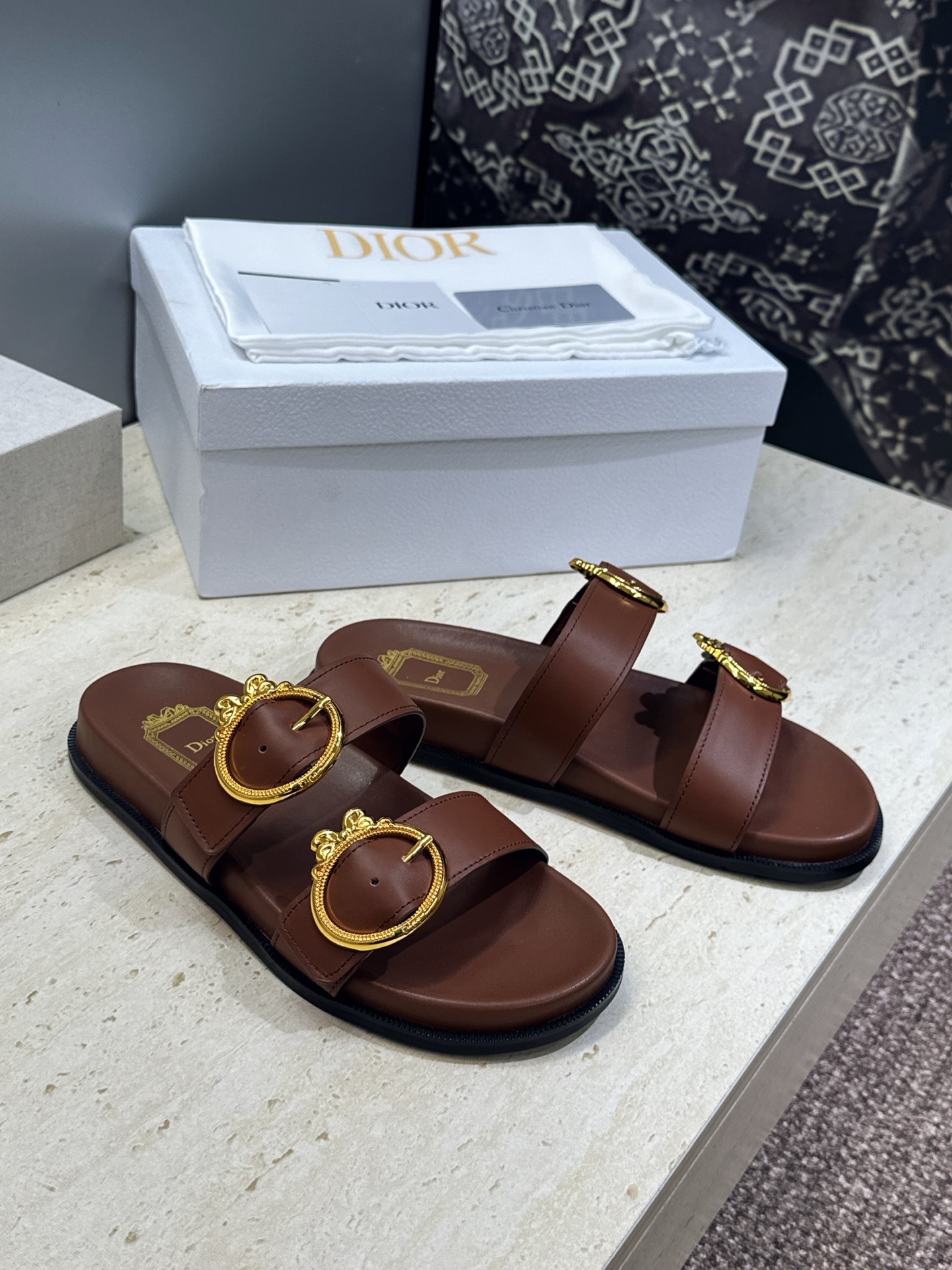 迪奥 Dior 2026春夏新款 Medaillon Buckle休闲沙滩女鞋 CD字母logo五金皮带扣厚底圆头露趾拼