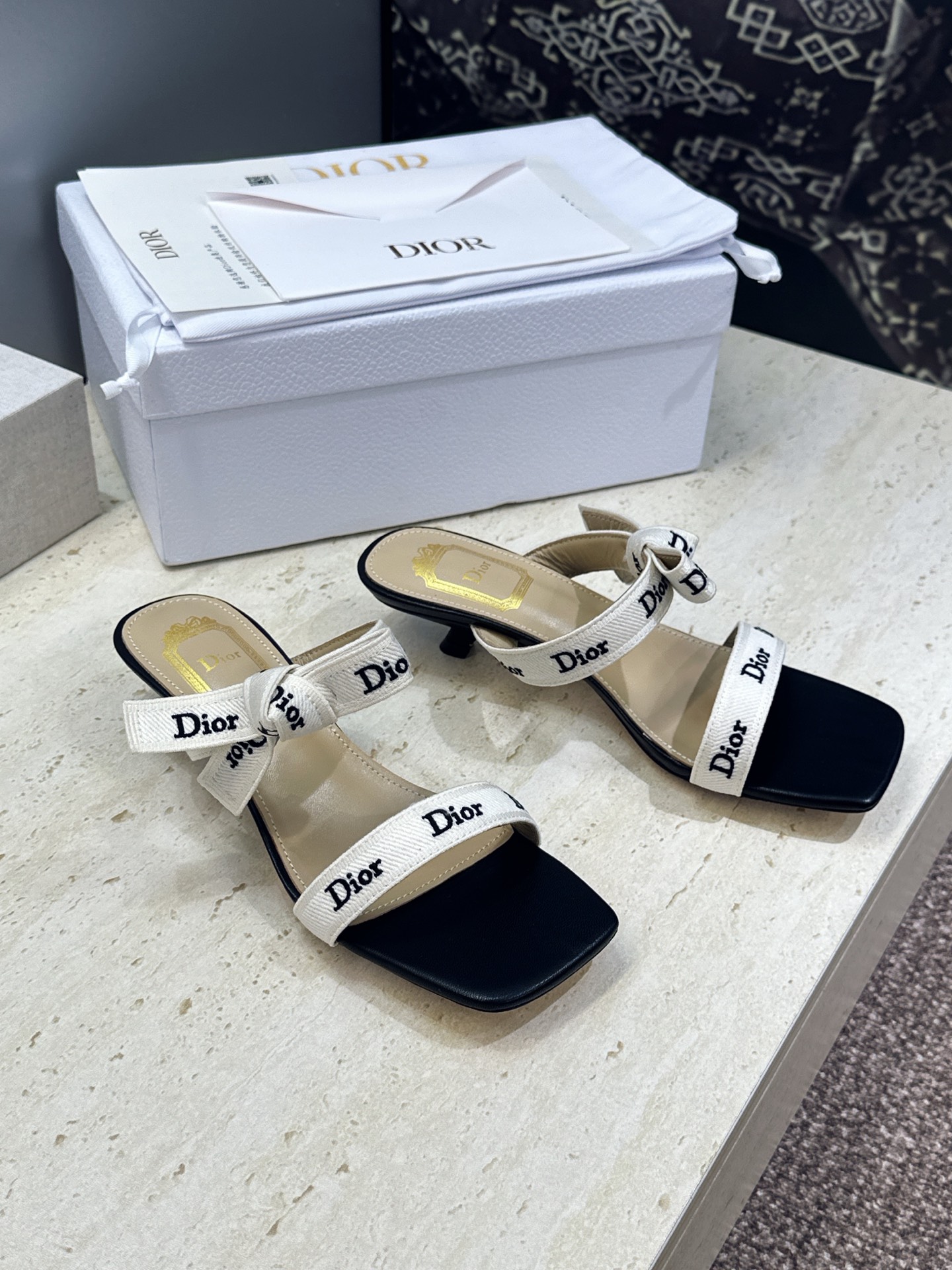 迪奥 Dior 2026 春夏新款J‘ADIOR织带系列蝴蝶结沙滩女鞋 CD字母logo提花刺绣低跟方头拼色凉拖鞋 市面