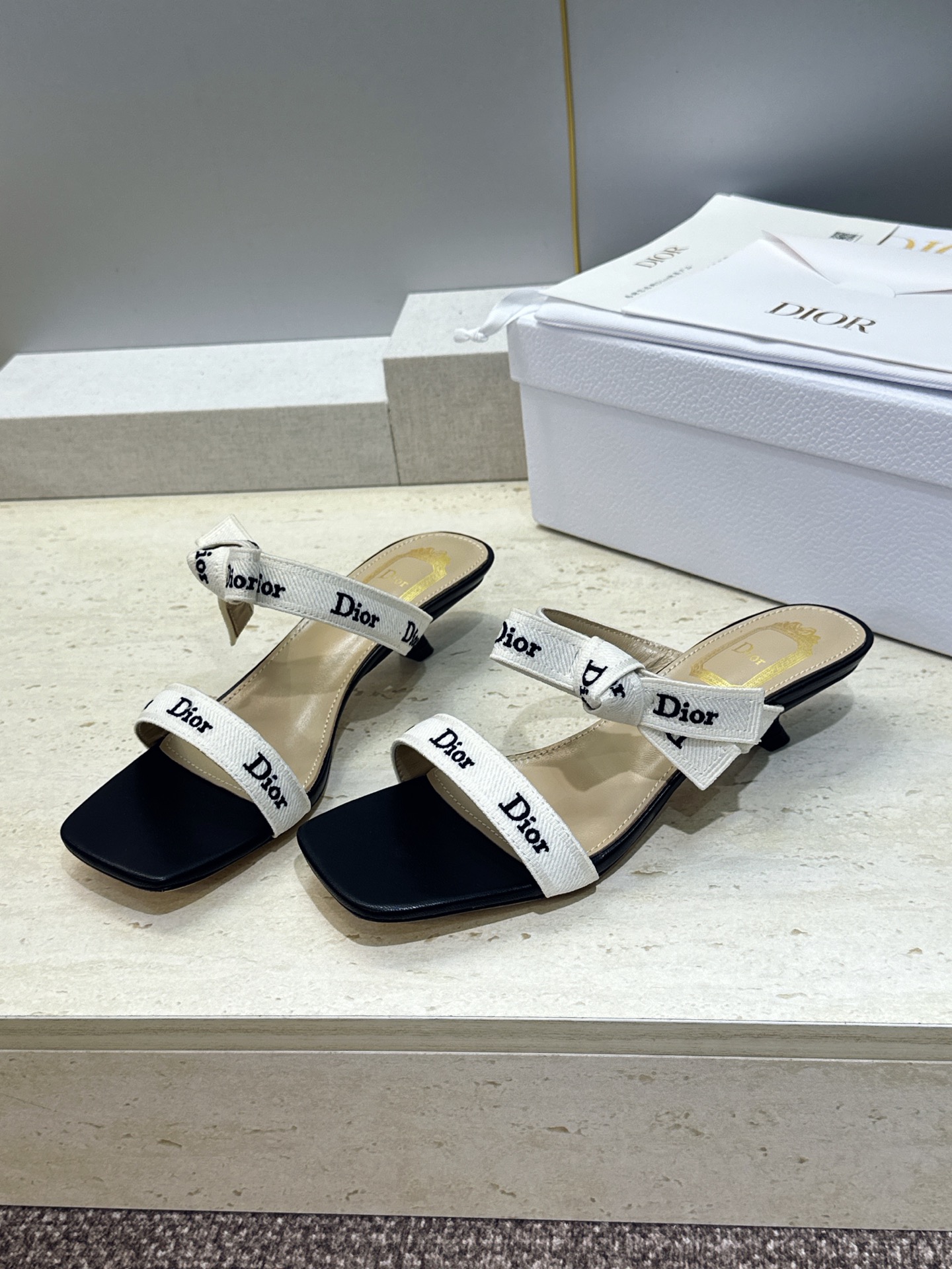 迪奥 Dior 2026 春夏新款J‘ADIOR织带系列蝴蝶结沙滩女鞋 CD字母logo提花刺绣低跟方头拼色凉拖鞋 市面 迪奥 Dior 2026 春夏新款J‘ADIOR织带系列蝴蝶结沙滩女鞋 CD字母logo提花刺绣低跟方头拼色凉拖鞋 市面
