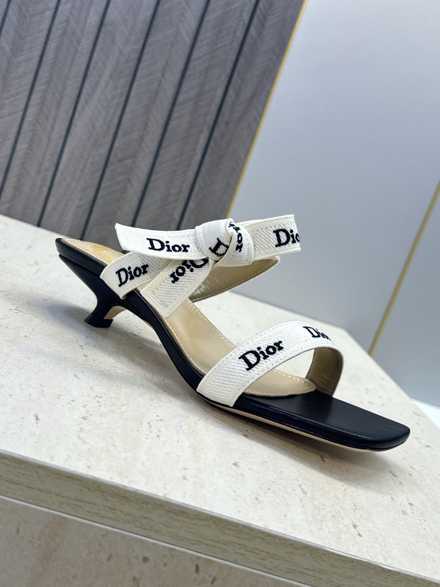 迪奥 Dior 2026 春夏新款J‘ADIOR织带系列蝴蝶结沙滩女鞋 CD字母logo提花刺绣低跟方头拼色凉拖鞋 市面 迪奥 Dior 2026 春夏新款J‘ADIOR织带系列蝴蝶结沙滩女鞋 CD字母logo提花刺绣低跟方头拼色凉拖鞋 市面