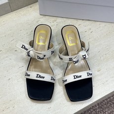 迪奥 Dior 2026 春夏新款J‘ADIOR织带系列蝴蝶结沙滩女鞋 CD字母logo提花刺绣低跟方头拼色凉拖鞋 市面 迪奥 Dior 2026 春夏新款J‘ADIOR织带系列蝴蝶结沙滩女鞋 CD字母logo提花刺绣低跟方头拼色凉拖鞋 市面