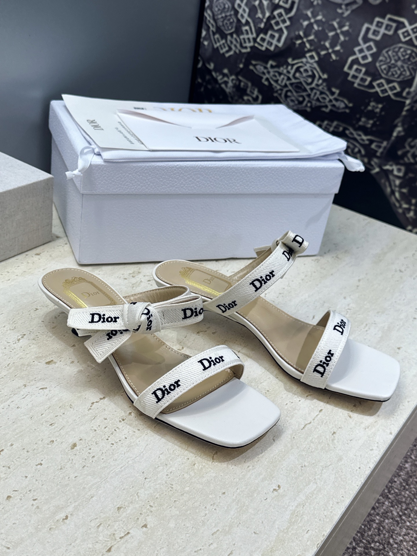 迪奥 Dior 2026 春夏新款J‘ADIOR织带系列蝴蝶结沙滩女鞋 CD字母logo提花刺绣低跟方头拼色凉拖鞋 市面