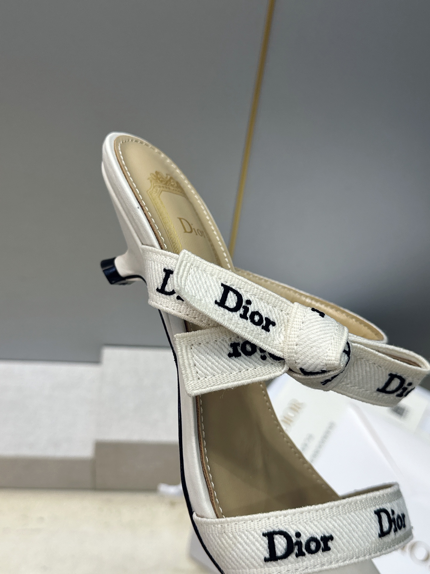 迪奥 Dior 2026 春夏新款J‘ADIOR织带系列蝴蝶结沙滩女鞋 CD字母logo提花刺绣低跟方头拼色凉拖鞋 市面 迪奥 Dior 2026 春夏新款J‘ADIOR织带系列蝴蝶结沙滩女鞋 CD字母logo提花刺绣低跟方头拼色凉拖鞋 市面