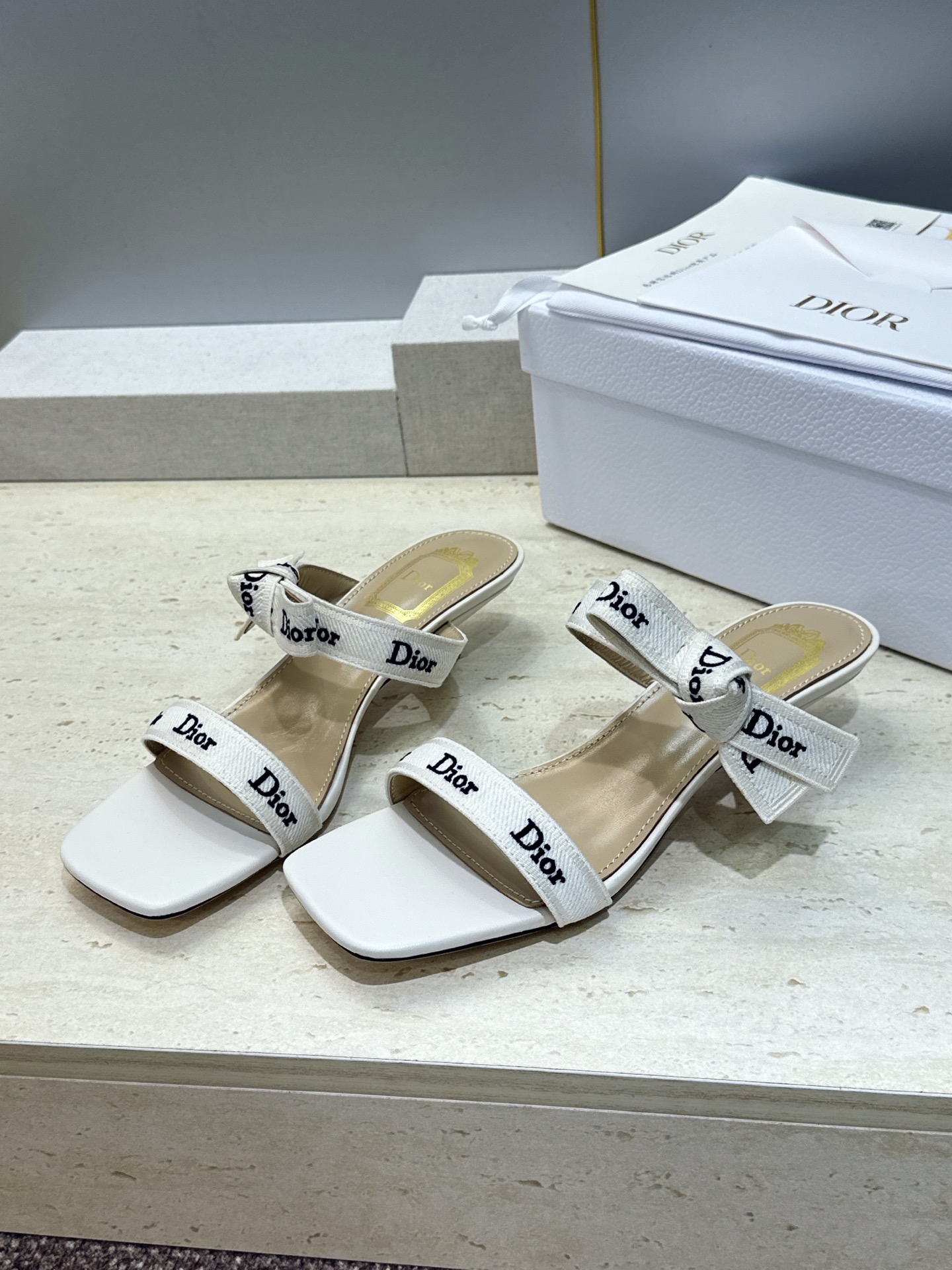 迪奥 Dior 2026 春夏新款J‘ADIOR织带系列蝴蝶结沙滩女鞋 CD字母logo提花刺绣低跟方头拼色凉拖鞋 市面 迪奥 Dior 2026 春夏新款J‘ADIOR织带系列蝴蝶结沙滩女鞋 CD字母logo提花刺绣低跟方头拼色凉拖鞋 市面