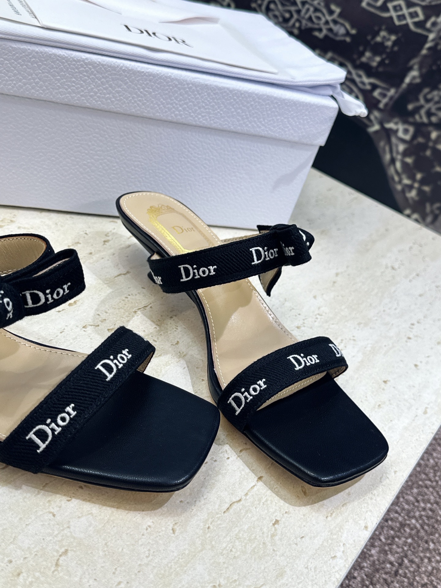 迪奥 Dior 2026 春夏新款J‘ADIOR织带系列蝴蝶结沙滩女鞋 CD字母logo提花刺绣低跟方头拼色凉拖鞋 市面