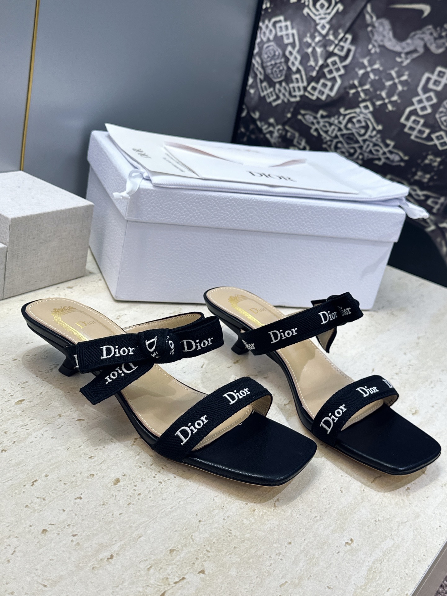 迪奥 Dior 2026 春夏新款J‘ADIOR织带系列蝴蝶结沙滩女鞋 CD字母logo提花刺绣低跟方头拼色凉拖鞋 市面