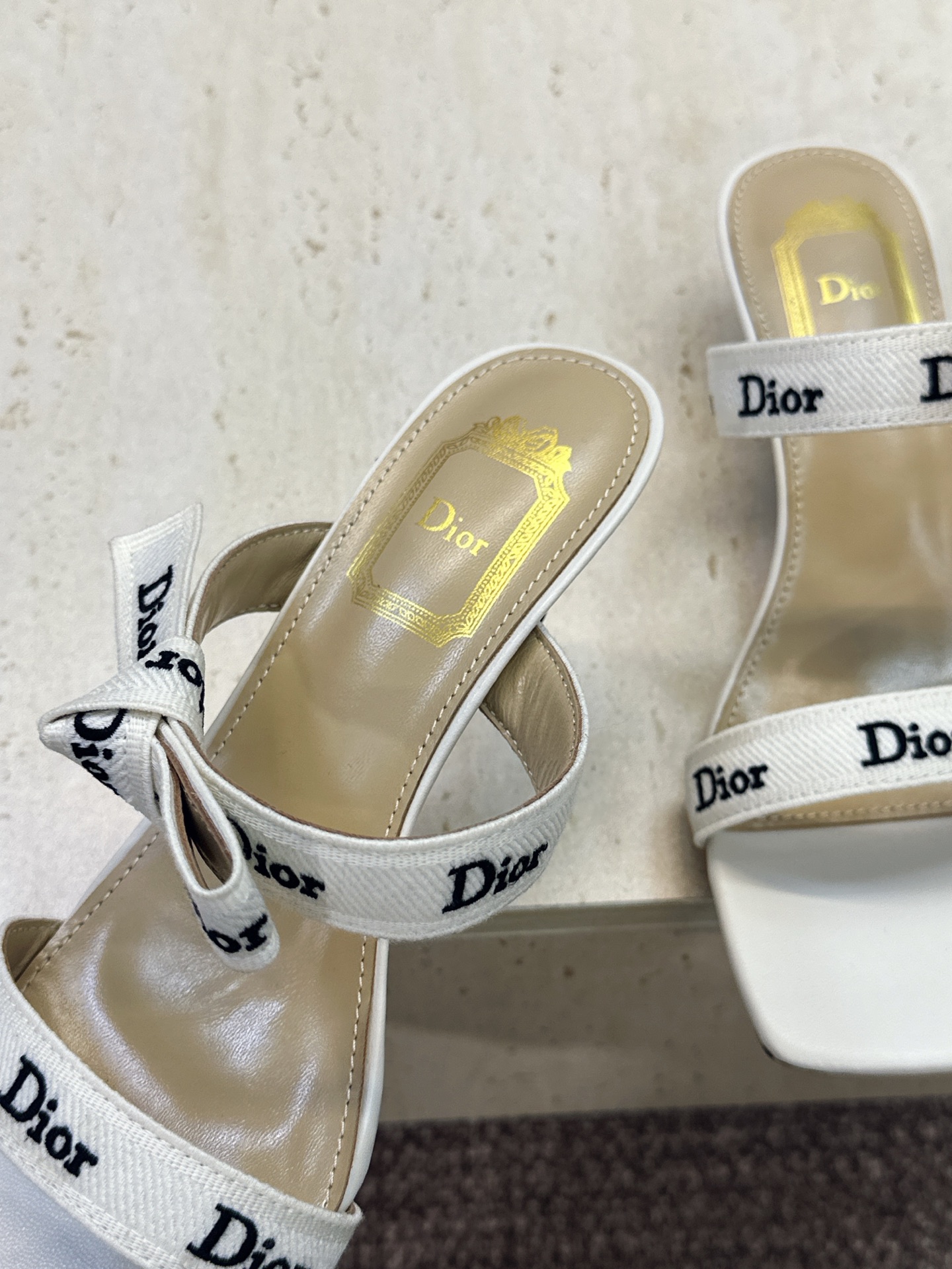 迪奥 Dior 2026 春夏新款J‘ADIOR织带系列蝴蝶结沙滩女鞋 CD字母logo提花刺绣低跟方头拼色凉拖鞋 市面 迪奥 Dior 2026 春夏新款J‘ADIOR织带系列蝴蝶结沙滩女鞋 CD字母logo提花刺绣低跟方头拼色凉拖鞋 市面