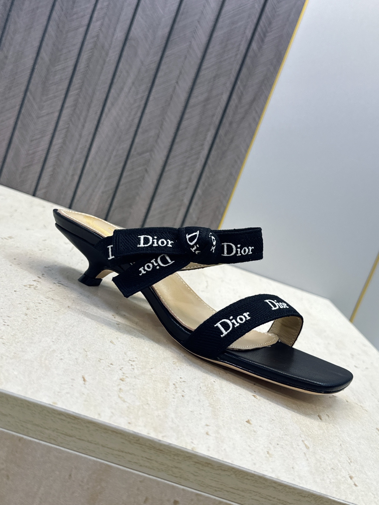 迪奥 Dior 2026 春夏新款J‘ADIOR织带系列蝴蝶结沙滩女鞋 CD字母logo提花刺绣低跟方头拼色凉拖鞋 市面