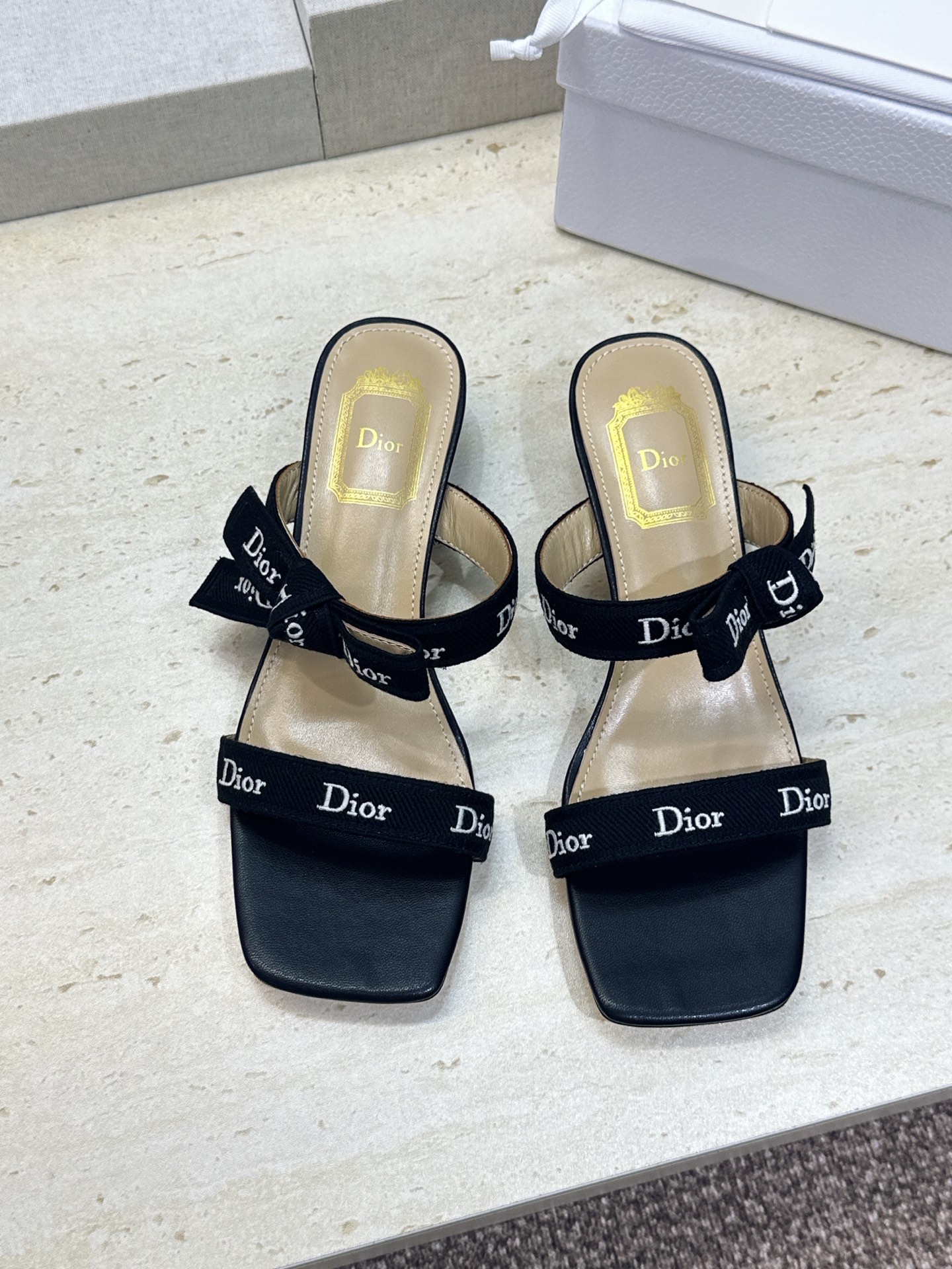 迪奥 Dior 2026 春夏新款J‘ADIOR织带系列蝴蝶结沙滩女鞋 CD字母logo提花刺绣低跟方头拼色凉拖鞋 市面
