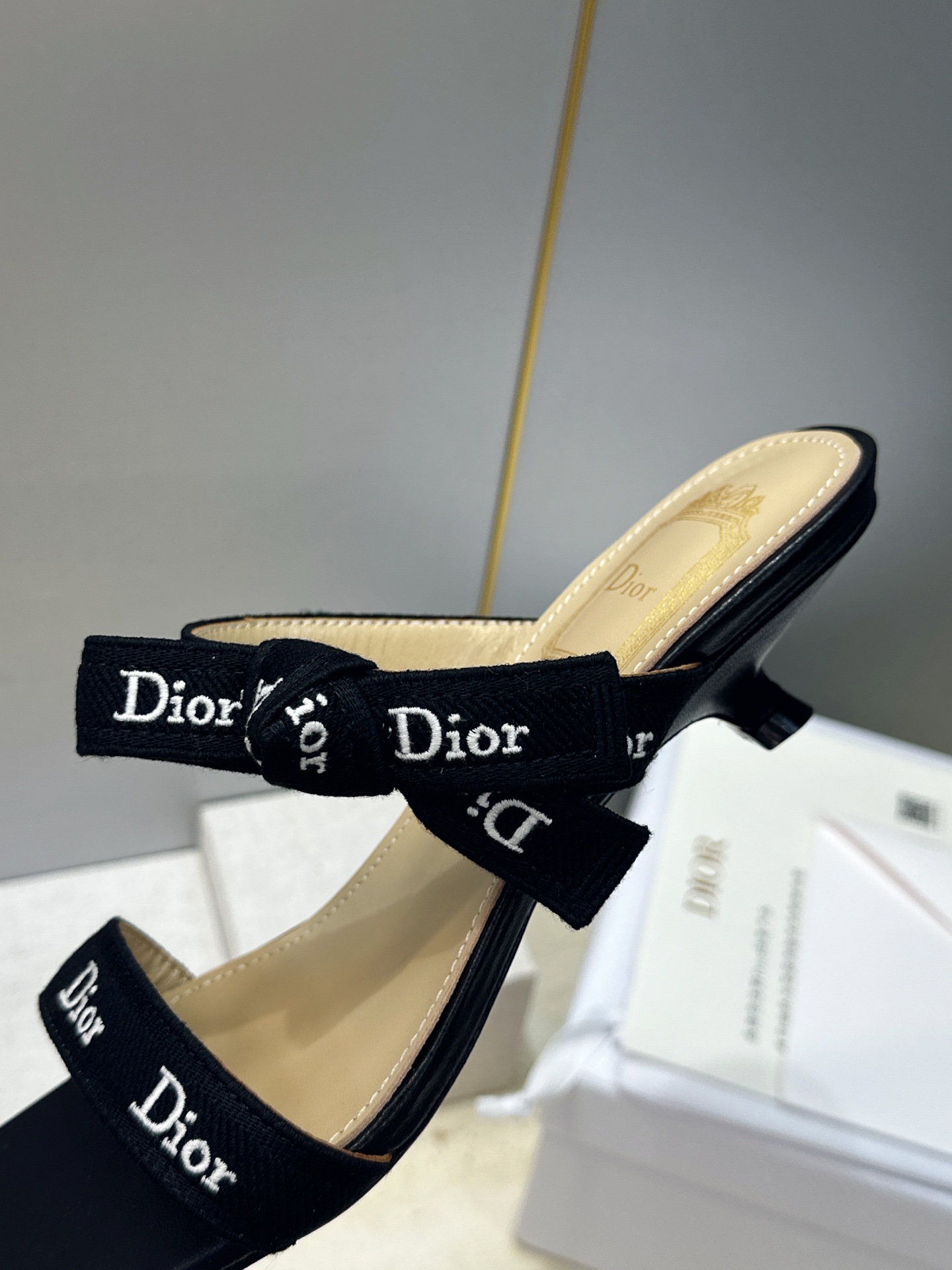 迪奥 Dior 2026 春夏新款J‘ADIOR织带系列蝴蝶结沙滩女鞋 CD字母logo提花刺绣低跟方头拼色凉拖鞋 市面