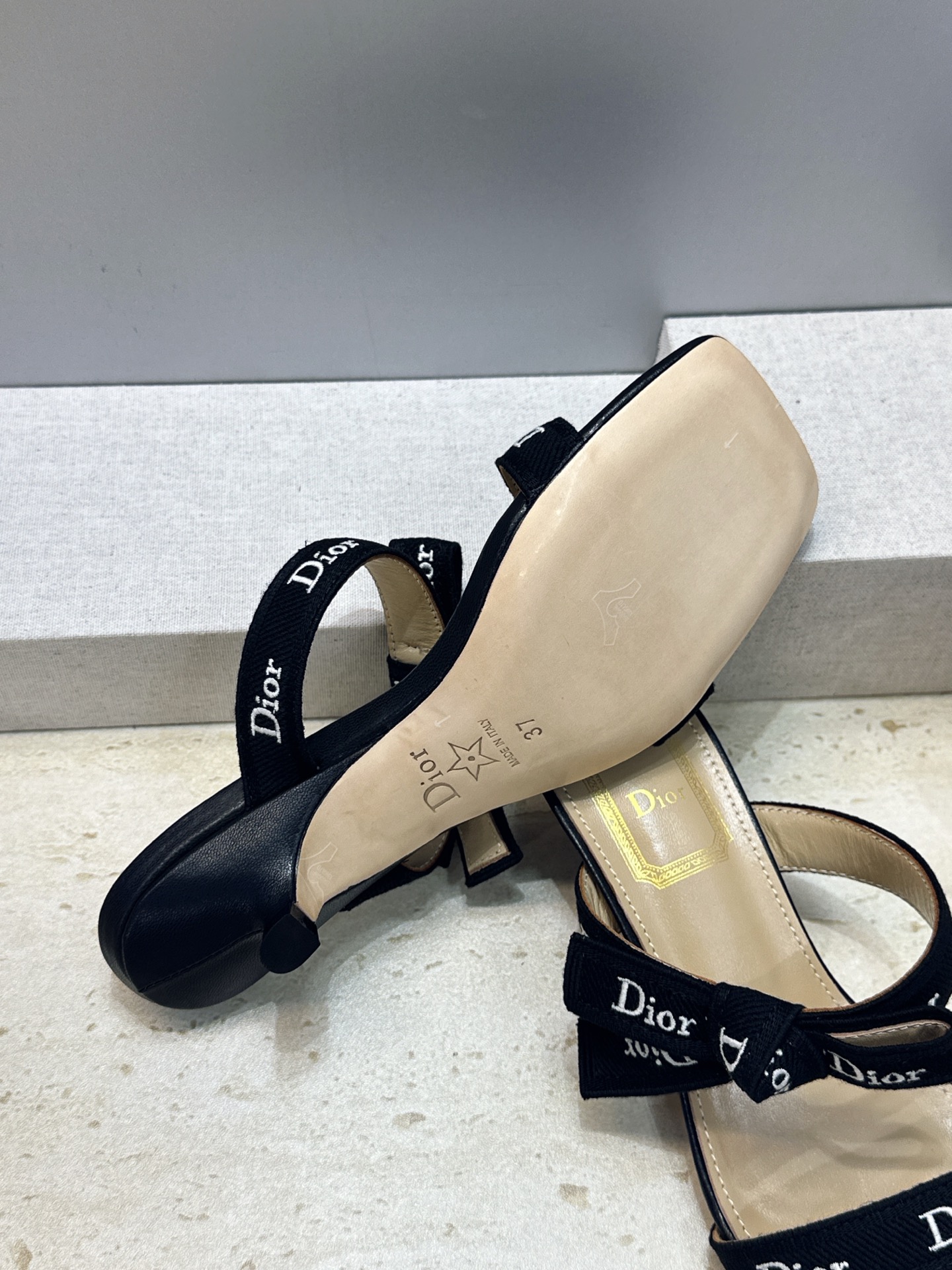 迪奥 Dior 2026 春夏新款J‘ADIOR织带系列蝴蝶结沙滩女鞋 CD字母logo提花刺绣低跟方头拼色凉拖鞋 市面