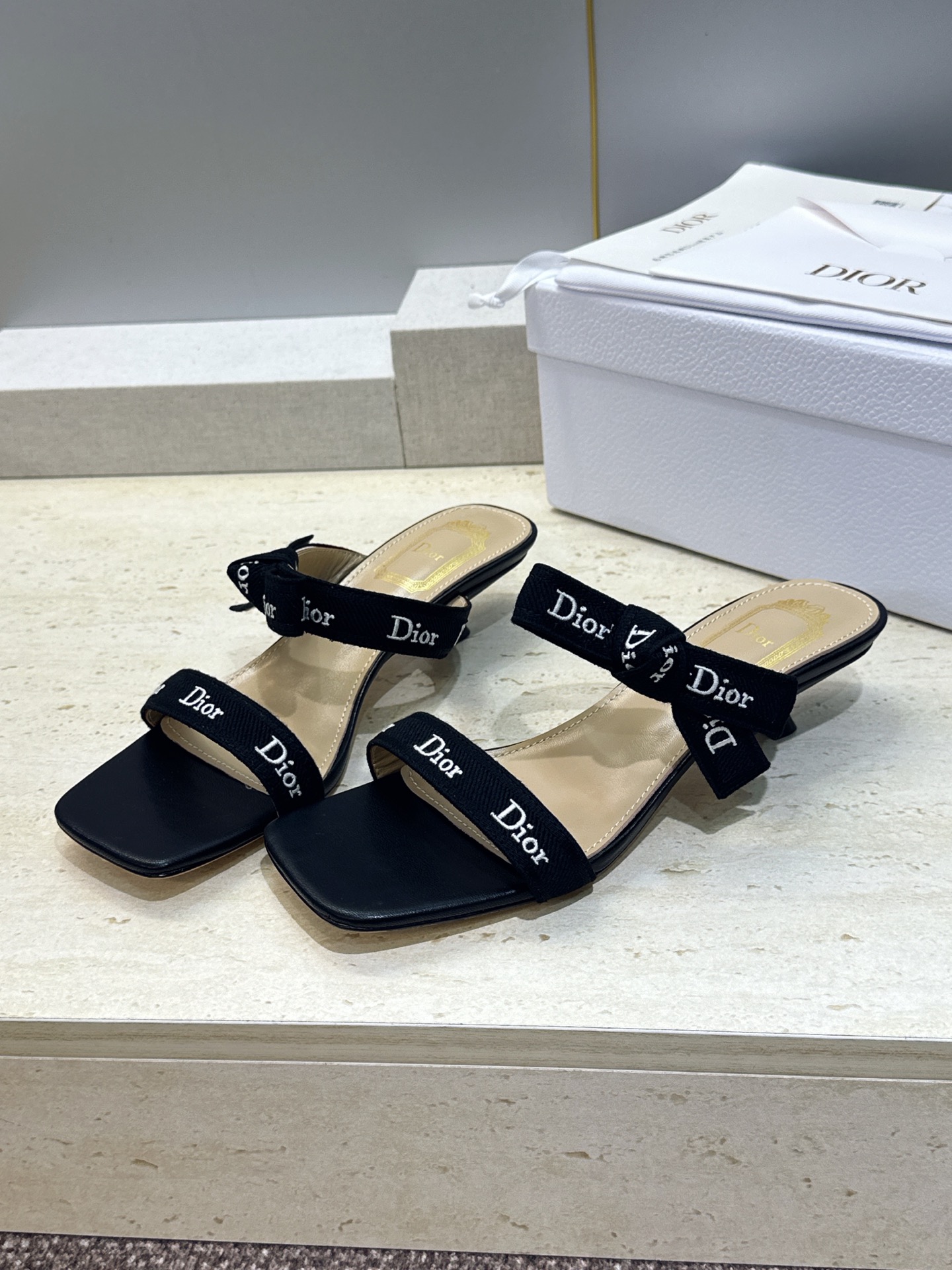 迪奥 Dior 2026 春夏新款J‘ADIOR织带系列蝴蝶结沙滩女鞋 CD字母logo提花刺绣低跟方头拼色凉拖鞋 市面