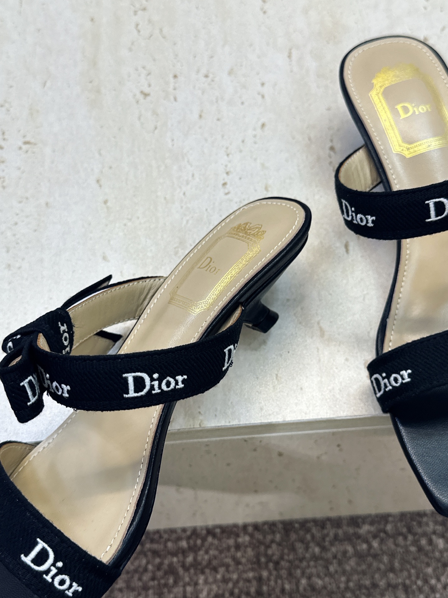 迪奥 Dior 2026 春夏新款J‘ADIOR织带系列蝴蝶结沙滩女鞋 CD字母logo提花刺绣低跟方头拼色凉拖鞋 市面