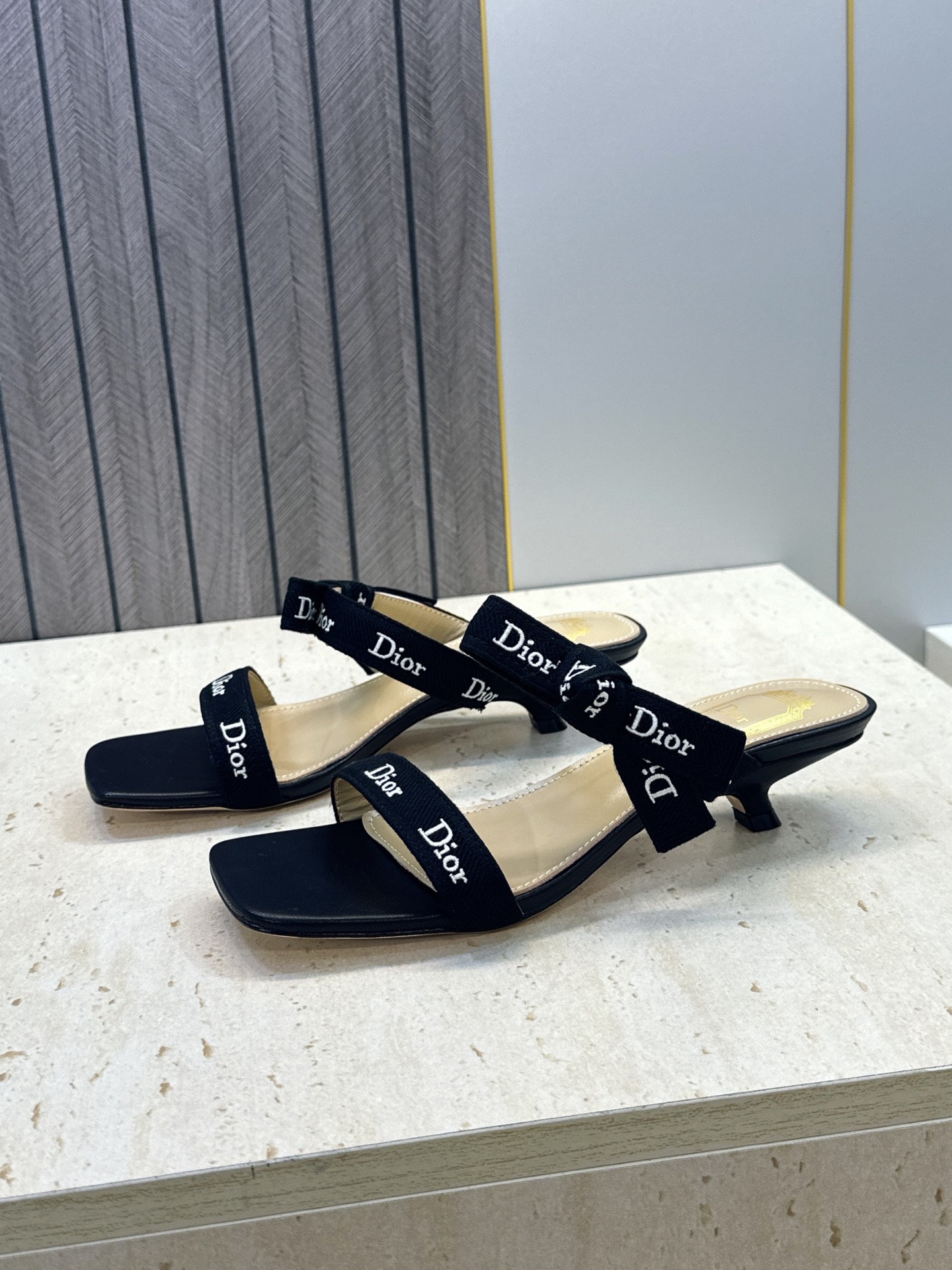 迪奥 Dior 2026 春夏新款J‘ADIOR织带系列蝴蝶结沙滩女鞋 CD字母logo提花刺绣低跟方头拼色凉拖鞋 市面