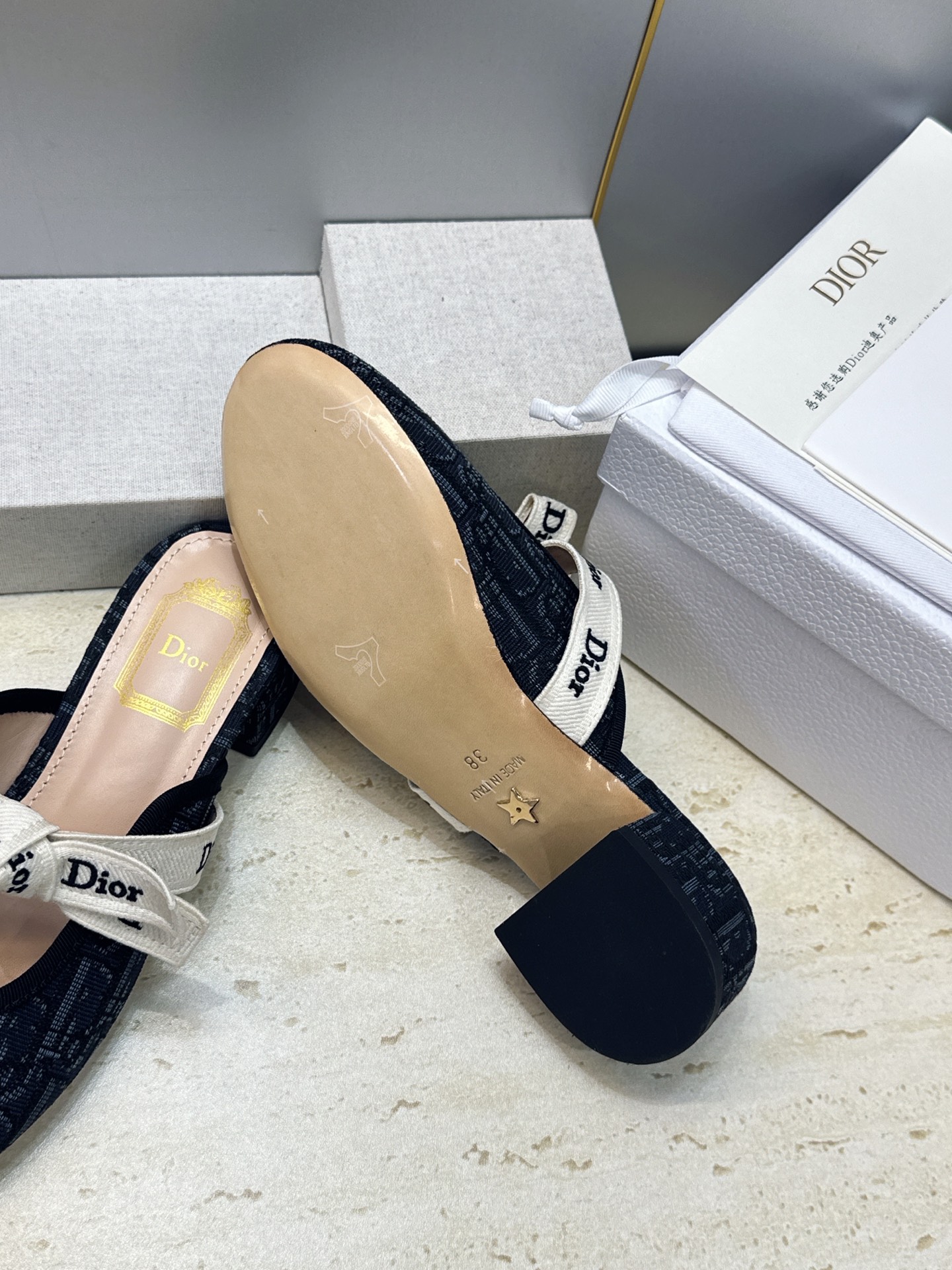 J'ADIOR 迪奥 Dior 2026 早春新款蝴蝶结玛丽珍芭蕾舞娃娃女鞋 明星同款CD字母logo立体刺绣织带低跟 J'ADIOR 迪奥 Dior 2026 早春新款蝴蝶结玛丽珍芭蕾舞娃娃女鞋 明星同款CD字母logo立体刺绣织带低跟