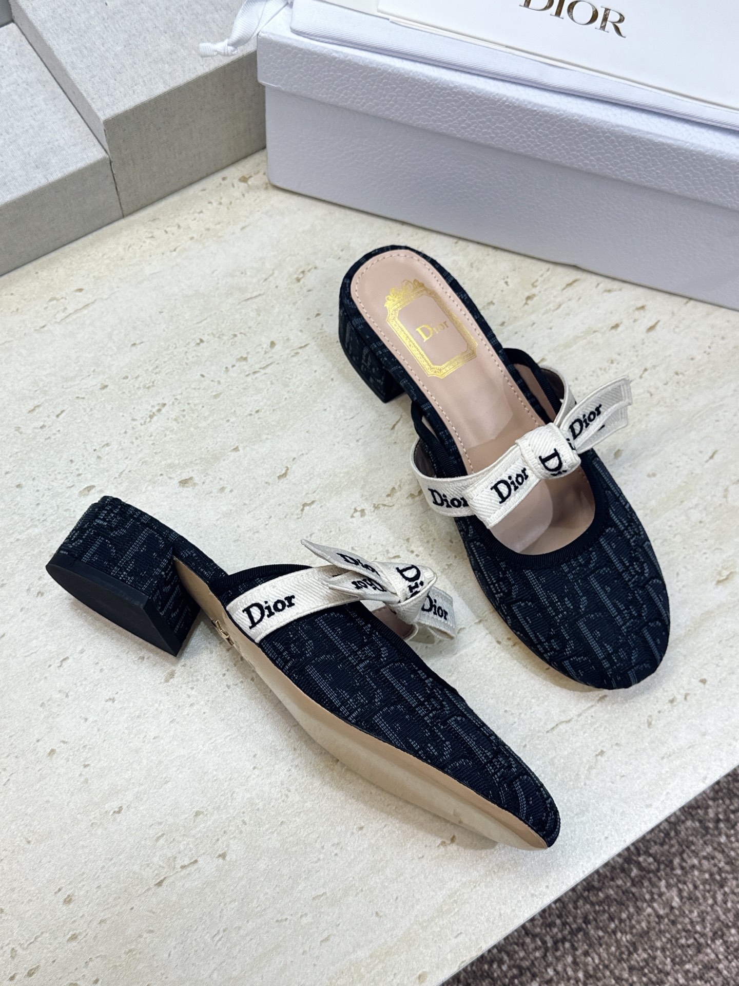 J'ADIOR 迪奥 Dior 2026 早春新款蝴蝶结玛丽珍芭蕾舞娃娃女鞋 明星同款CD字母logo立体刺绣织带低跟 J'ADIOR 迪奥 Dior 2026 早春新款蝴蝶结玛丽珍芭蕾舞娃娃女鞋 明星同款CD字母logo立体刺绣织带低跟