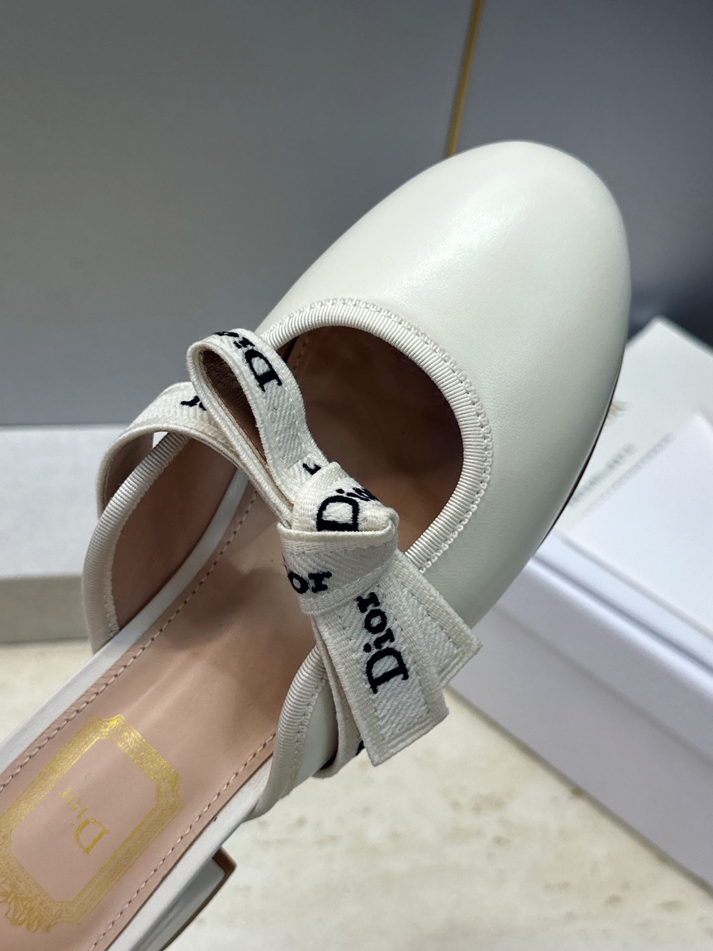 J'ADIOR 迪奥 Dior 2026 早春新款蝴蝶结玛丽珍芭蕾舞娃娃女鞋 明星同款CD字母logo立体刺绣织带低跟 J'ADIOR 迪奥 Dior 2026 早春新款蝴蝶结玛丽珍芭蕾舞娃娃女鞋 明星同款CD字母logo立体刺绣织带低跟