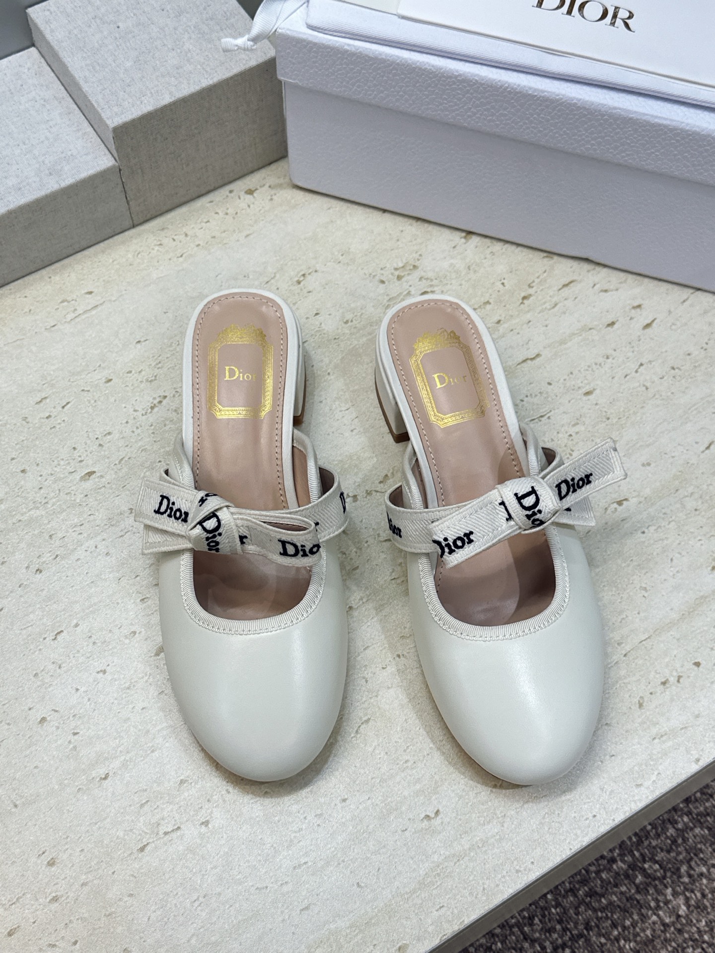 J'ADIOR 迪奥 Dior 2026 早春新款蝴蝶结玛丽珍芭蕾舞娃娃女鞋 明星同款CD字母logo立体刺绣织带低跟 J'ADIOR 迪奥 Dior 2026 早春新款蝴蝶结玛丽珍芭蕾舞娃娃女鞋 明星同款CD字母logo立体刺绣织带低跟
