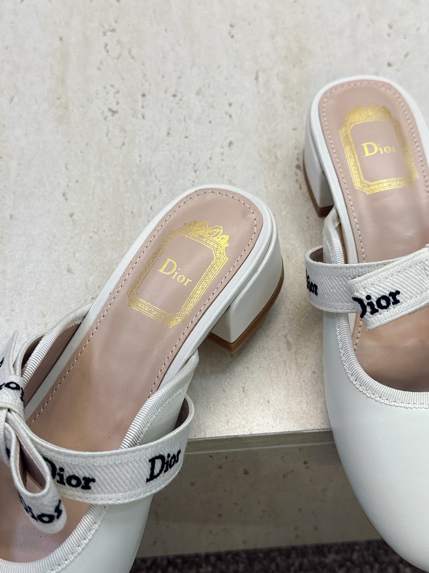 J'ADIOR 迪奥 Dior 2026 早春新款蝴蝶结玛丽珍芭蕾舞娃娃女鞋 明星同款CD字母logo立体刺绣织带低跟 J'ADIOR 迪奥 Dior 2026 早春新款蝴蝶结玛丽珍芭蕾舞娃娃女鞋 明星同款CD字母logo立体刺绣织带低跟