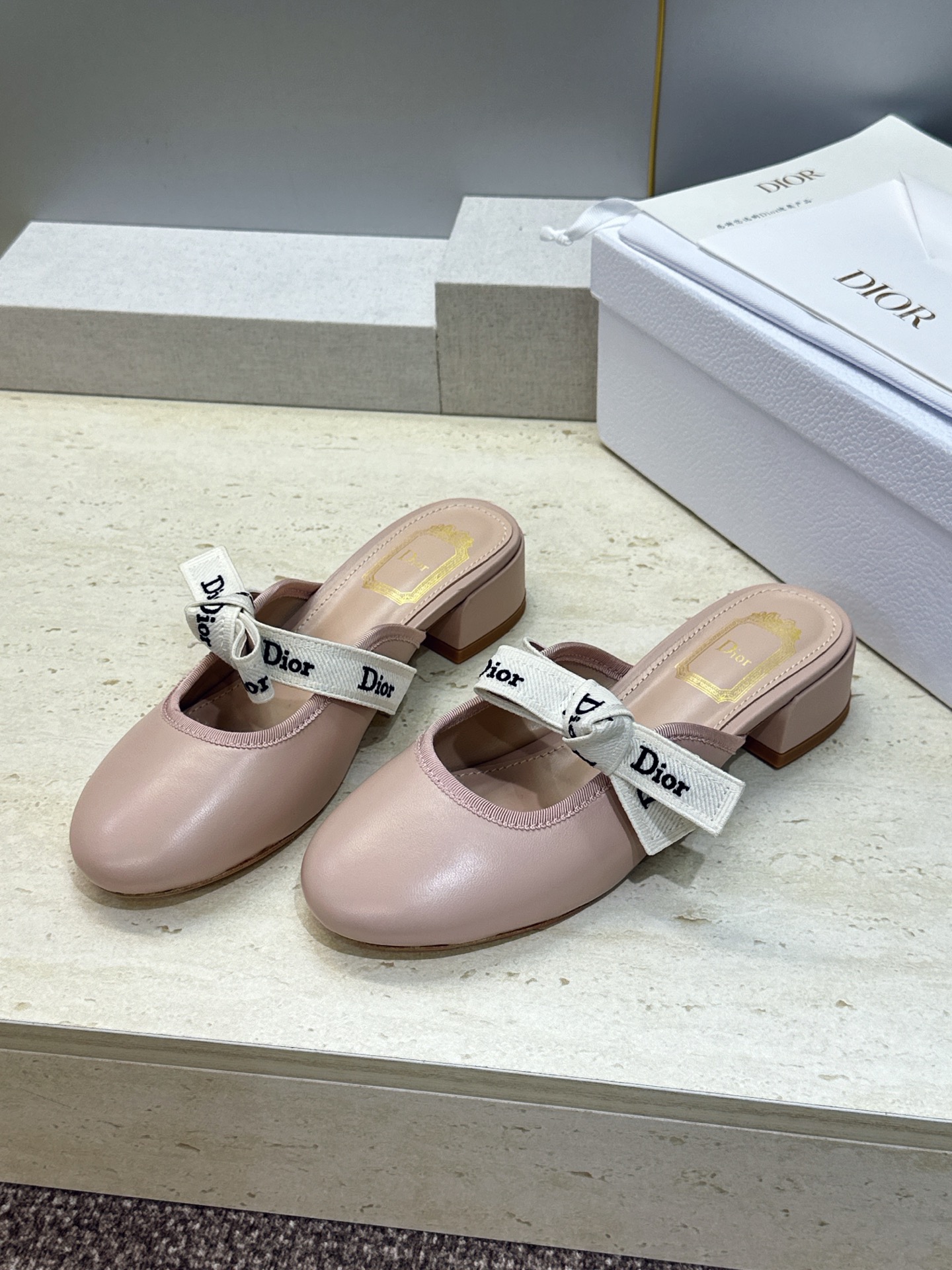 J'ADIOR 迪奥 Dior 2026 早春新款蝴蝶结玛丽珍芭蕾舞娃娃女鞋 明星同款CD字母logo立体刺绣织带低跟 J'ADIOR 迪奥 Dior 2026 早春新款蝴蝶结玛丽珍芭蕾舞娃娃女鞋 明星同款CD字母logo立体刺绣织带低跟
