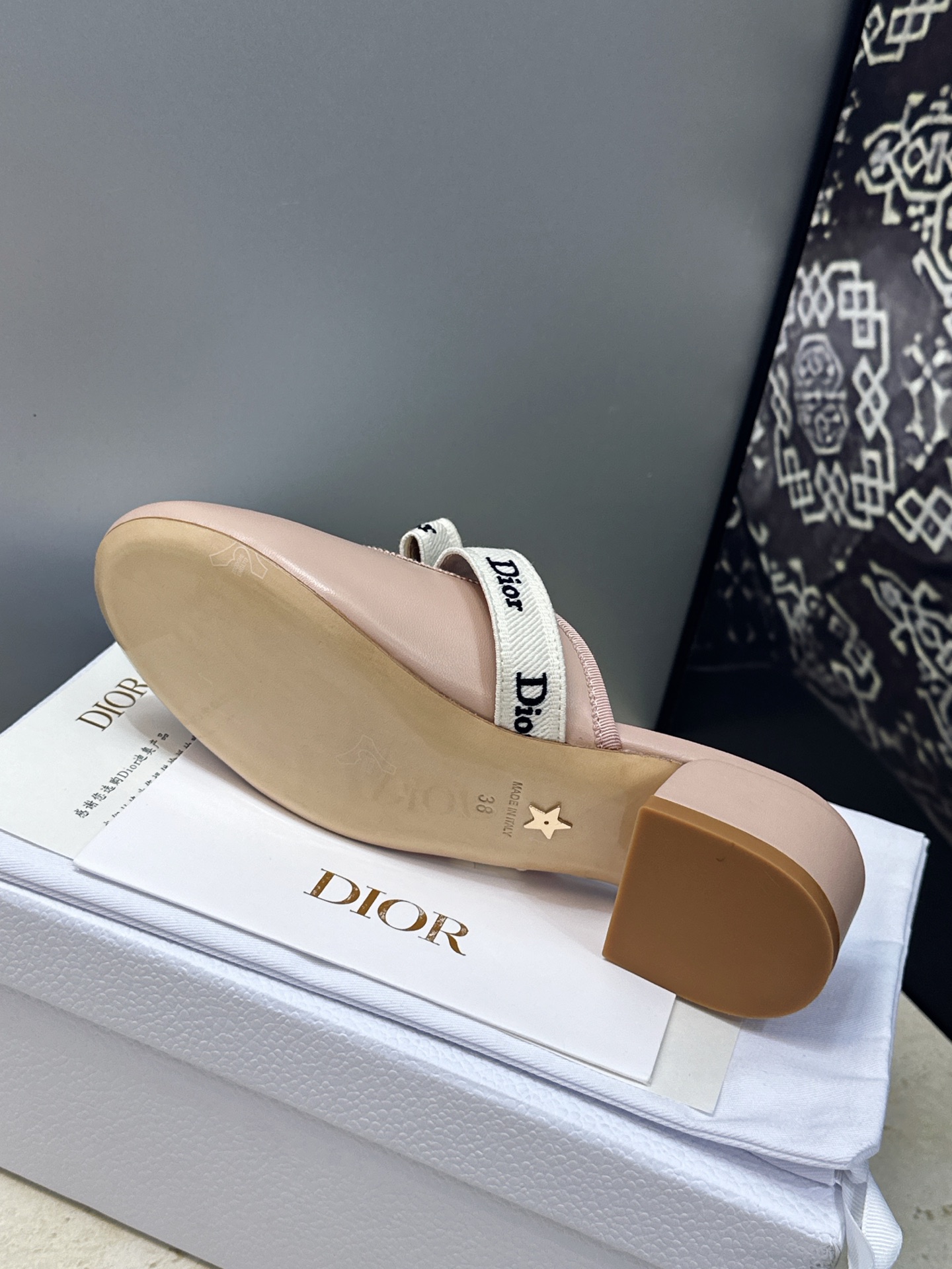 J'ADIOR 迪奥 Dior 2026 早春新款蝴蝶结玛丽珍芭蕾舞娃娃女鞋 明星同款CD字母logo立体刺绣织带低跟 J'ADIOR 迪奥 Dior 2026 早春新款蝴蝶结玛丽珍芭蕾舞娃娃女鞋 明星同款CD字母logo立体刺绣织带低跟