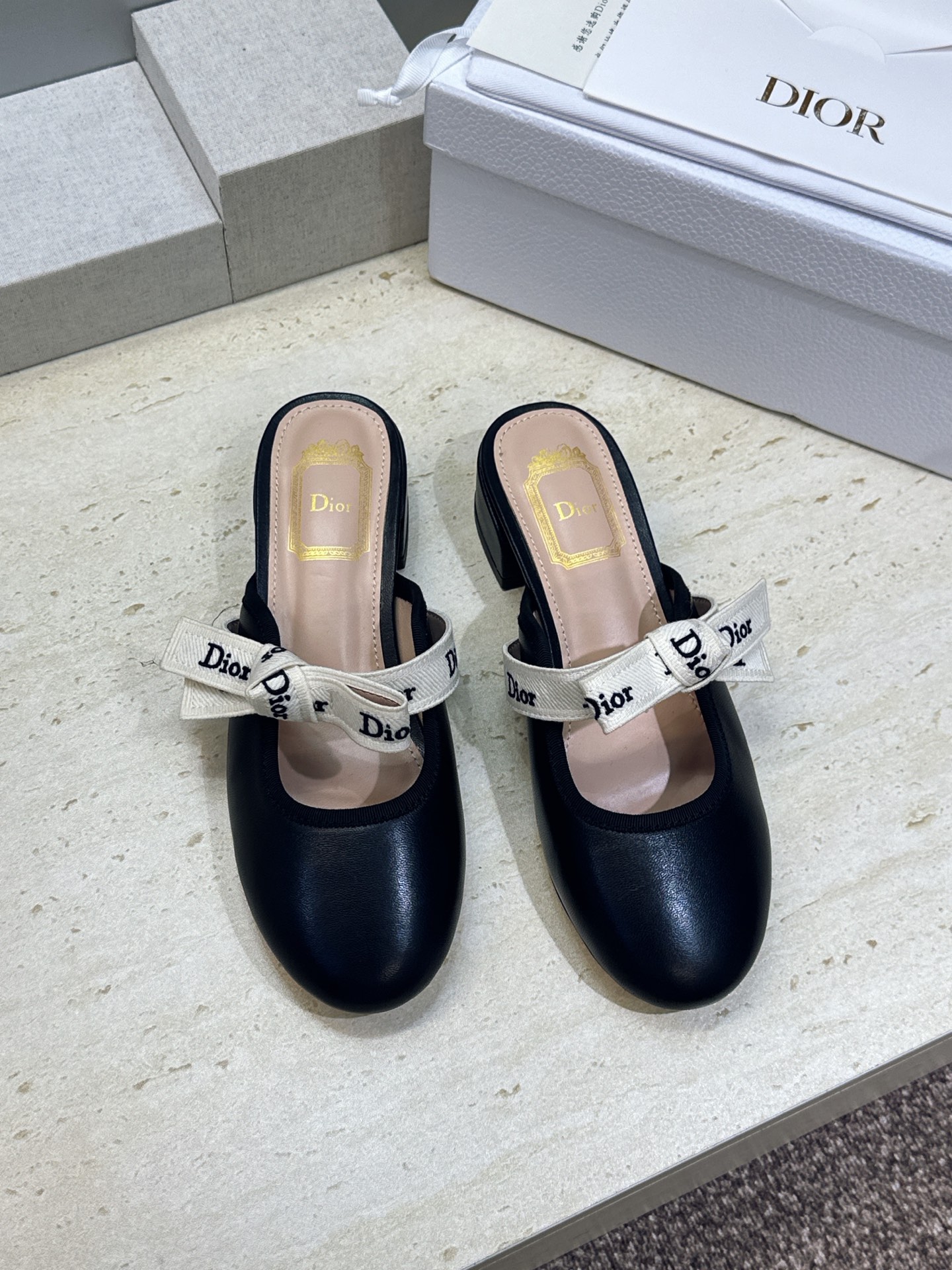 J'ADIOR 迪奥 Dior 2026 早春新款蝴蝶结玛丽珍芭蕾舞娃娃女鞋 明星同款CD字母logo立体刺绣织带低跟 J'ADIOR 迪奥 Dior 2026 早春新款蝴蝶结玛丽珍芭蕾舞娃娃女鞋 明星同款CD字母logo立体刺绣织带低跟