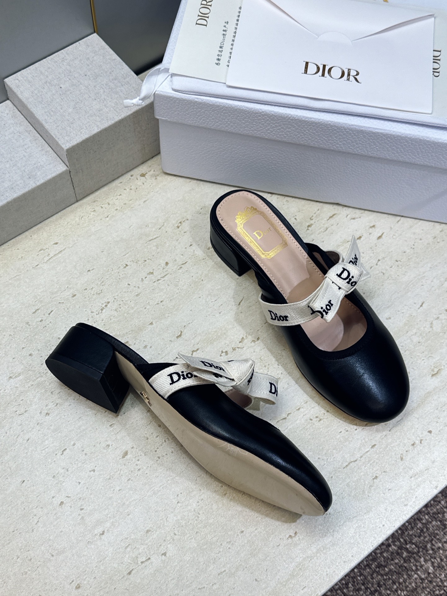 J'ADIOR 迪奥 Dior 2026 早春新款蝴蝶结玛丽珍芭蕾舞娃娃女鞋 明星同款CD字母logo立体刺绣织带低跟 J'ADIOR 迪奥 Dior 2026 早春新款蝴蝶结玛丽珍芭蕾舞娃娃女鞋 明星同款CD字母logo立体刺绣织带低跟