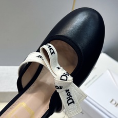 J'ADIOR 迪奥 Dior 2026 早春新款蝴蝶结玛丽珍芭蕾舞娃娃女鞋 明星同款CD字母logo立体刺绣织带低跟 J'ADIOR 迪奥 Dior 2026 早春新款蝴蝶结玛丽珍芭蕾舞娃娃女鞋 明星同款CD字母logo立体刺绣织带低跟