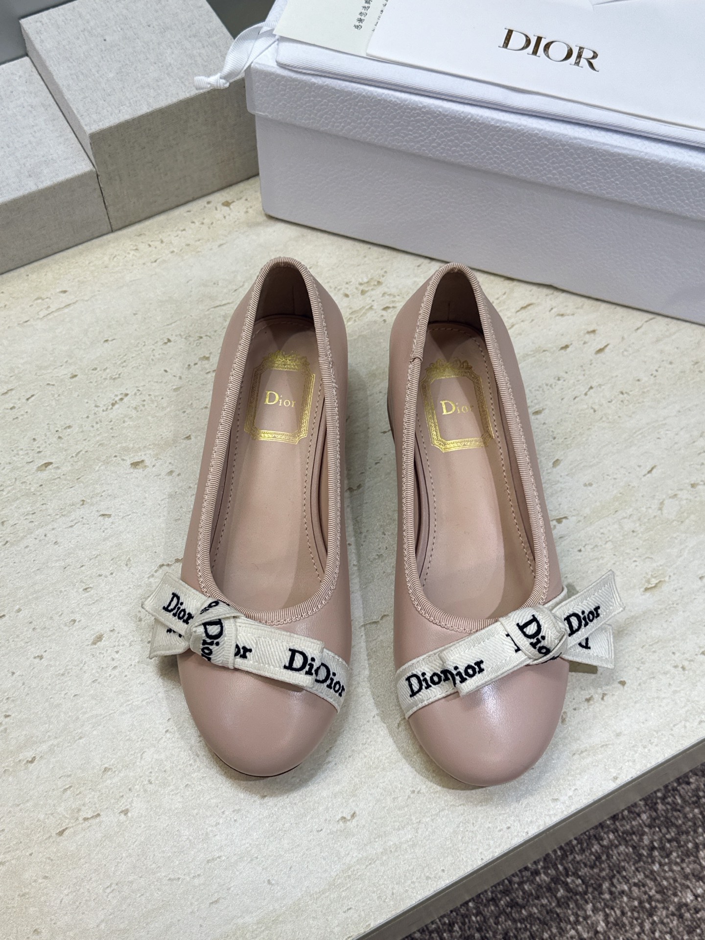 J'ADIOR 迪奥 Dior 2026 早春新款蝴蝶结粗跟芭蕾舞娃娃女鞋 明星同款CD字母logo立体刺绣低跟圆头玛 J'ADIOR 迪奥 Dior 2026 早春新款蝴蝶结粗跟芭蕾舞娃娃女鞋 明星同款CD字母logo立体刺绣低跟圆头玛