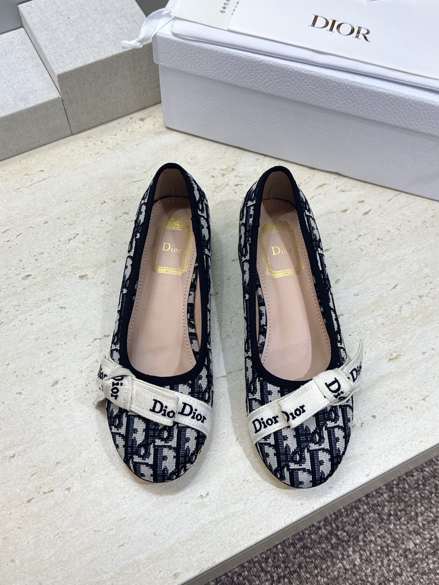J'ADIOR 迪奥 Dior 2026 早春新款蝴蝶结粗跟芭蕾舞娃娃女鞋 明星同款CD字母logo立体刺绣低跟圆头玛 J'ADIOR 迪奥 Dior 2026 早春新款蝴蝶结粗跟芭蕾舞娃娃女鞋 明星同款CD字母logo立体刺绣低跟圆头玛