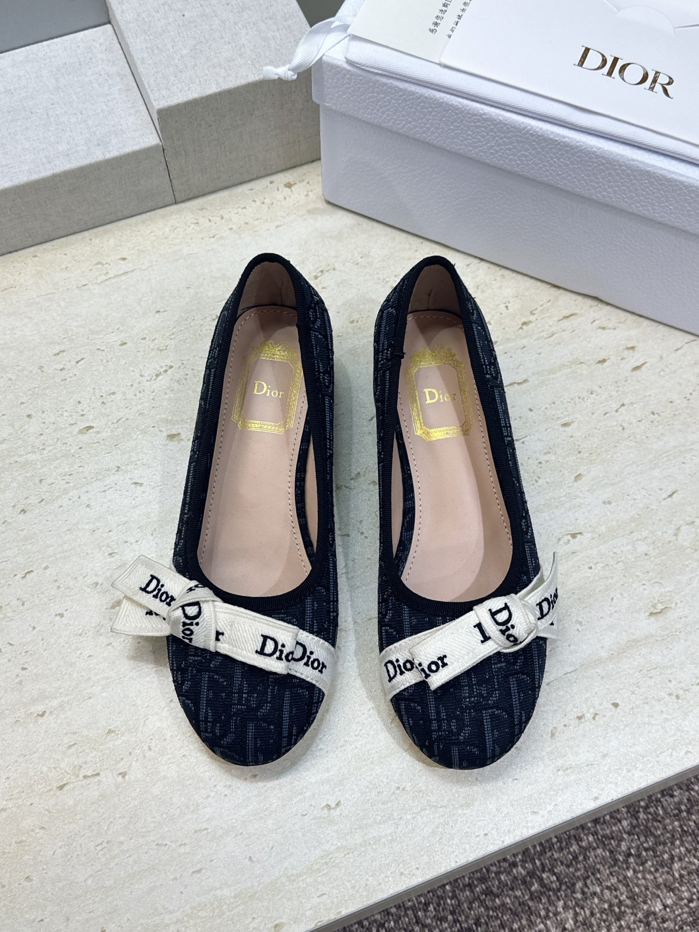 J'ADIOR 迪奥 Dior 2026 早春新款蝴蝶结粗跟芭蕾舞娃娃女鞋 明星同款CD字母logo立体刺绣低跟圆头玛 J'ADIOR 迪奥 Dior 2026 早春新款蝴蝶结粗跟芭蕾舞娃娃女鞋 明星同款CD字母logo立体刺绣低跟圆头玛