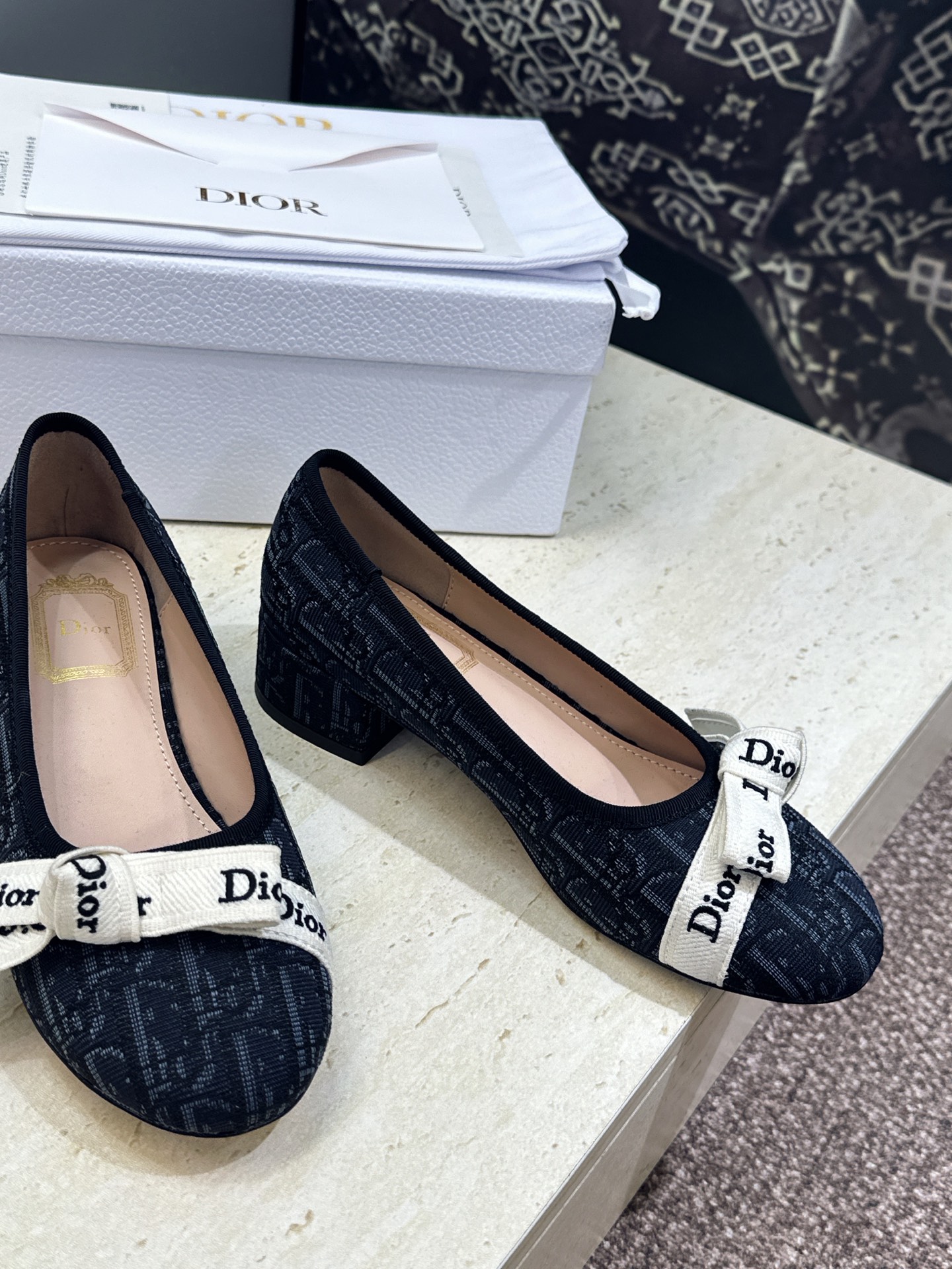 J'ADIOR 迪奥 Dior 2026 早春新款蝴蝶结粗跟芭蕾舞娃娃女鞋 明星同款CD字母logo立体刺绣低跟圆头玛 J'ADIOR 迪奥 Dior 2026 早春新款蝴蝶结粗跟芭蕾舞娃娃女鞋 明星同款CD字母logo立体刺绣低跟圆头玛