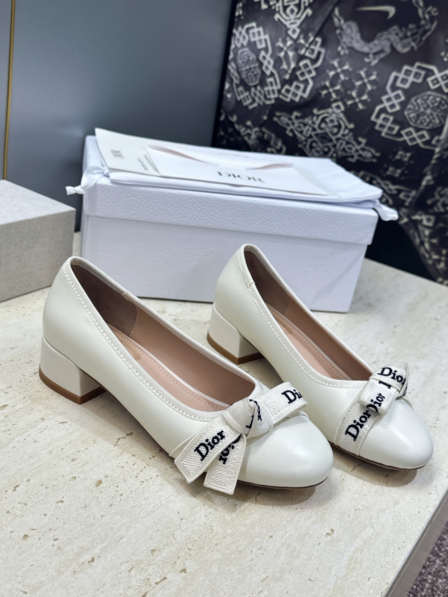 J'ADIOR 迪奥 Dior 2026 早春新款蝴蝶结粗跟芭蕾舞娃娃女鞋  明星同款CD字母logo立体刺绣低跟圆头玛
