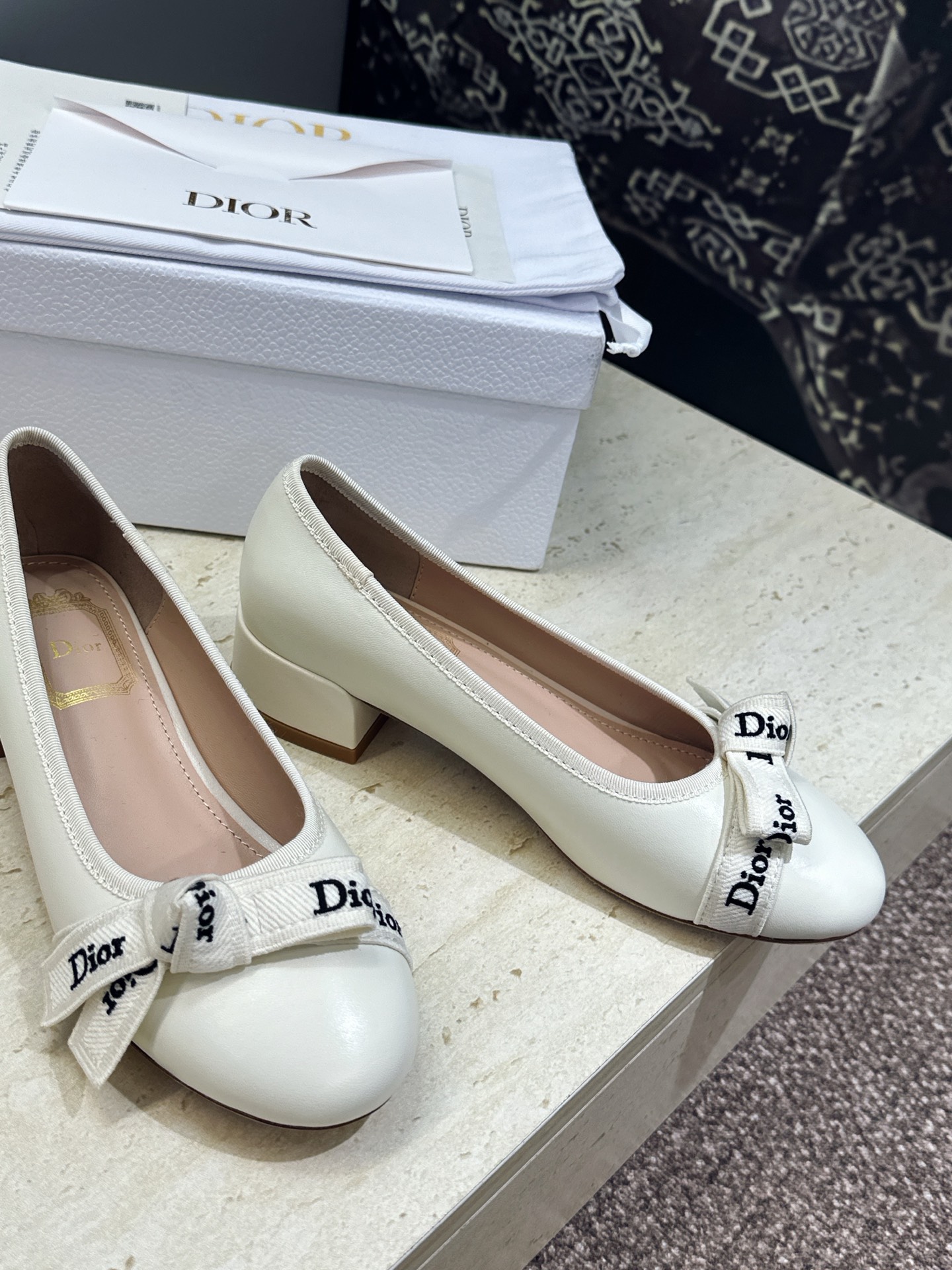 J'ADIOR 迪奥 Dior 2026 早春新款蝴蝶结粗跟芭蕾舞娃娃女鞋  明星同款CD字母logo立体刺绣低跟圆头玛