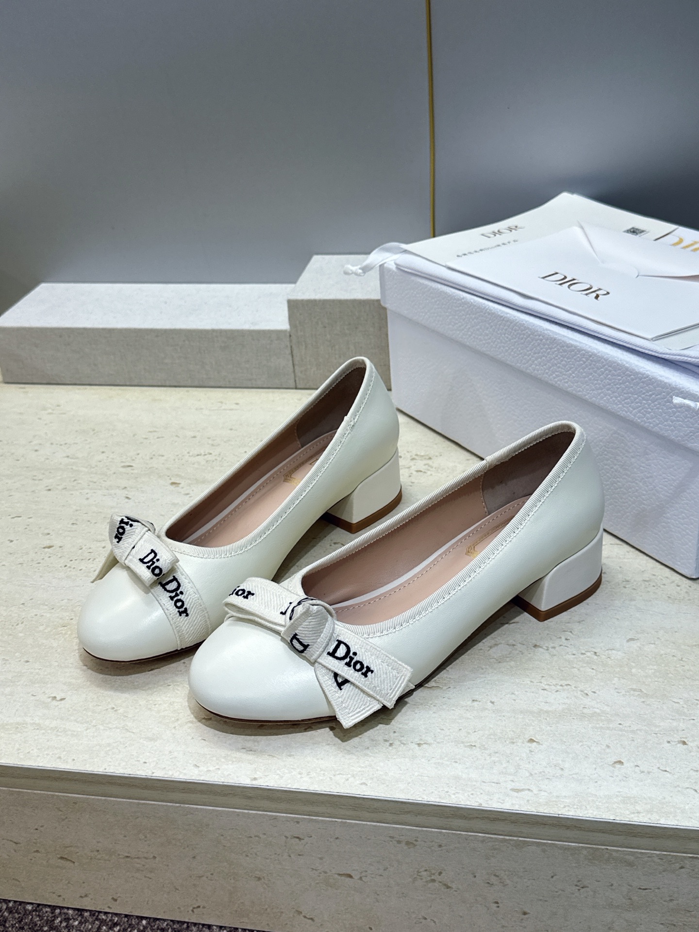 J'ADIOR 迪奥 Dior 2026 早春新款蝴蝶结粗跟芭蕾舞娃娃女鞋  明星同款CD字母logo立体刺绣低跟圆头玛