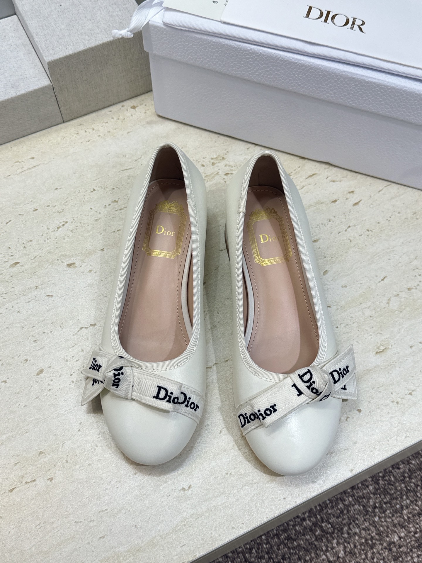 J'ADIOR 迪奥 Dior 2026 早春新款蝴蝶结粗跟芭蕾舞娃娃女鞋  明星同款CD字母logo立体刺绣低跟圆头玛