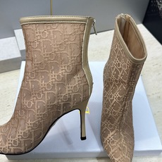 Dior 迪奥 2026春夏走秀新款Adiorble及裸女短靴 CD 字母logo时尚电绣图案高跟尖头后拉链马丁靴 市面 Dior 迪奥 2026春夏走秀新款Adiorble及裸女短靴 CD 字母logo时尚电绣图案高跟尖头后拉链马丁靴 市面